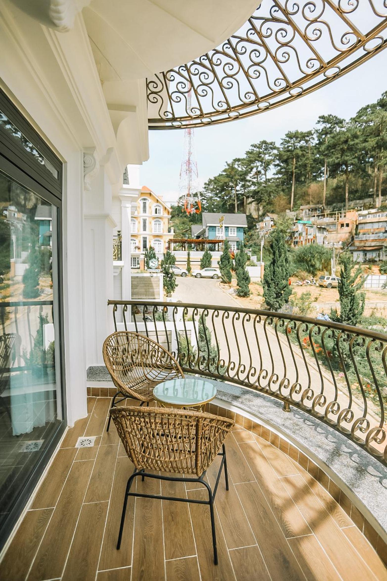 King Room with Balcony - Photo 8
