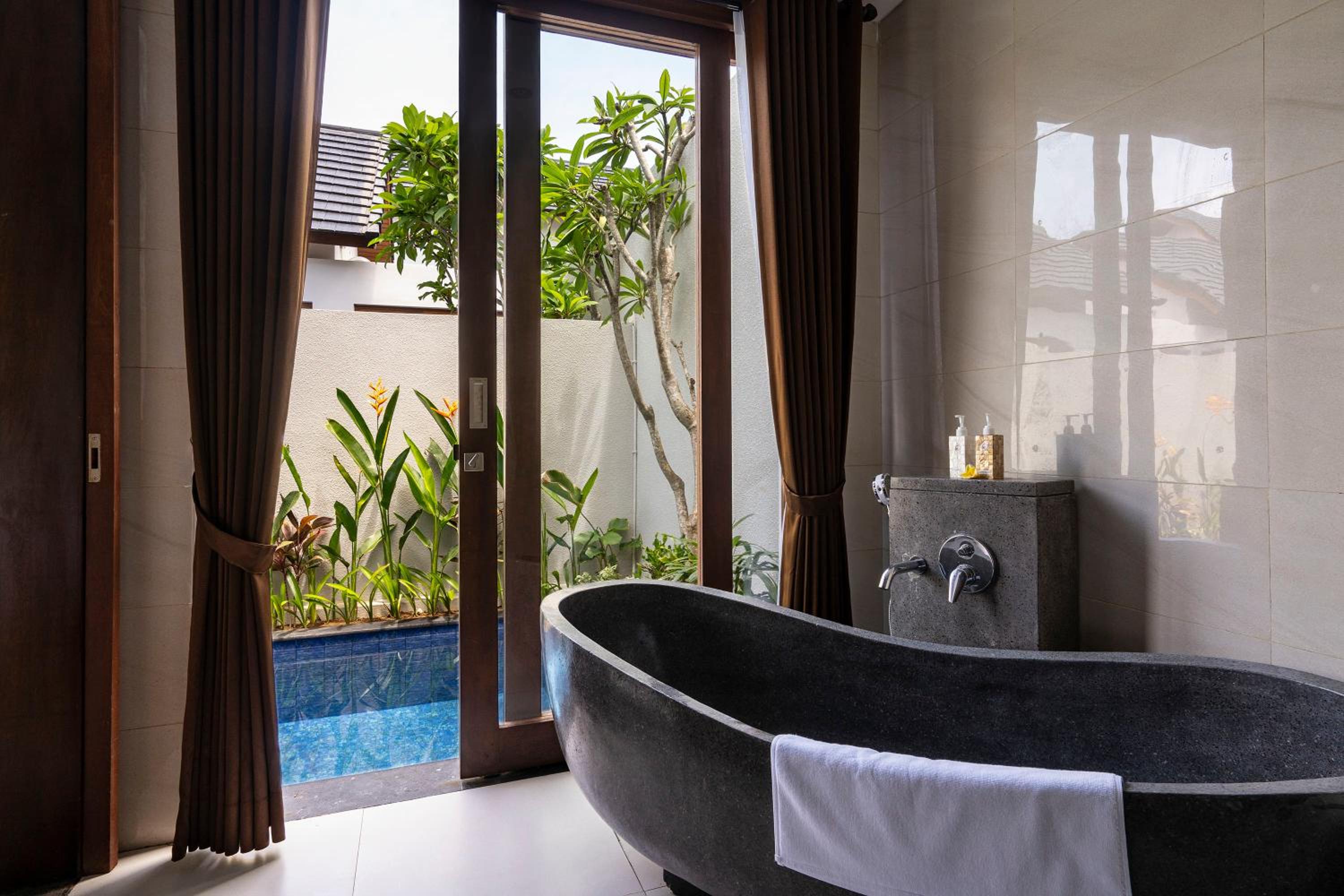 One-Bedroom Villa with Private Pool - Photo 10
