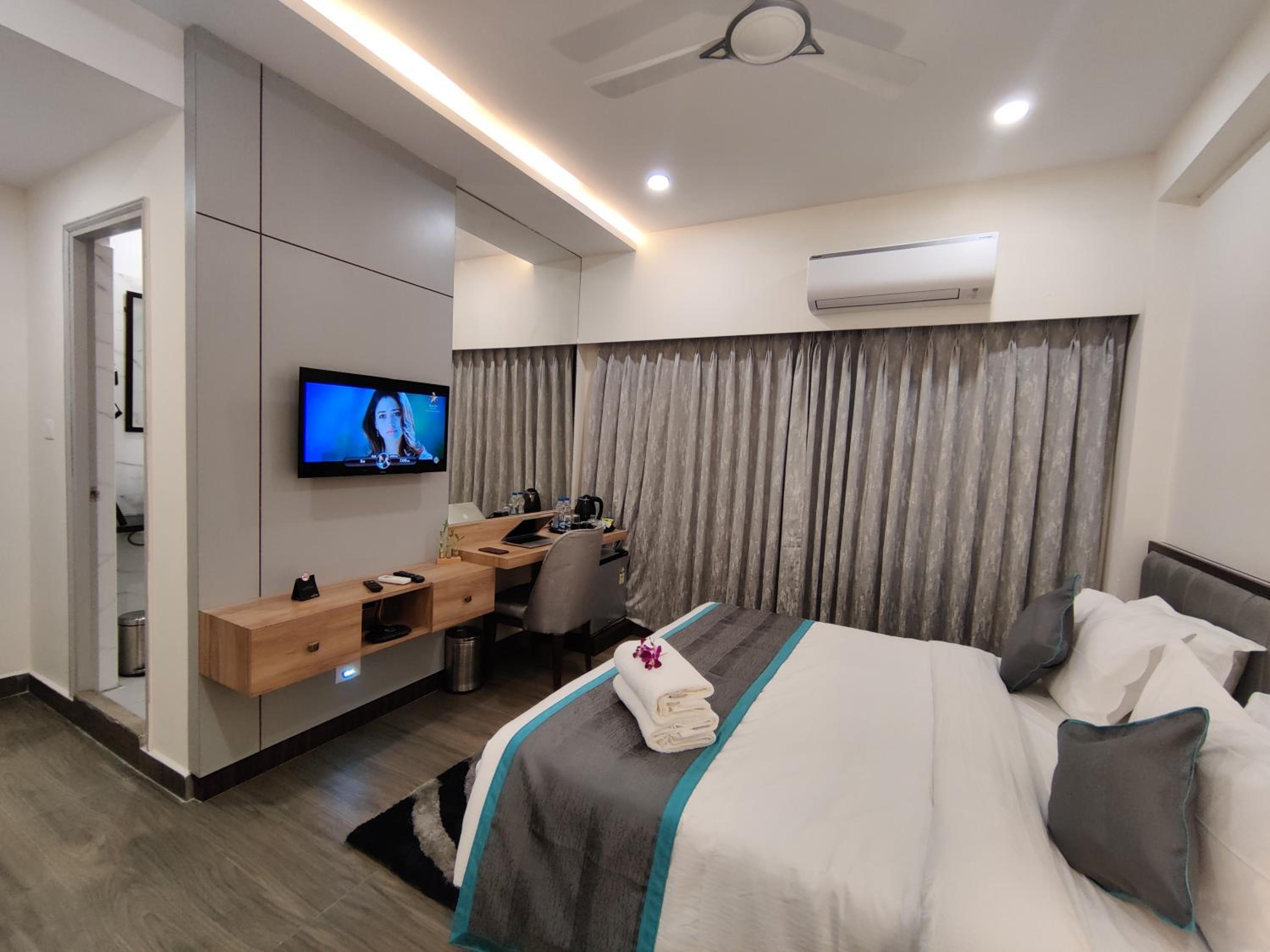 Superior King Room - Photo 9
