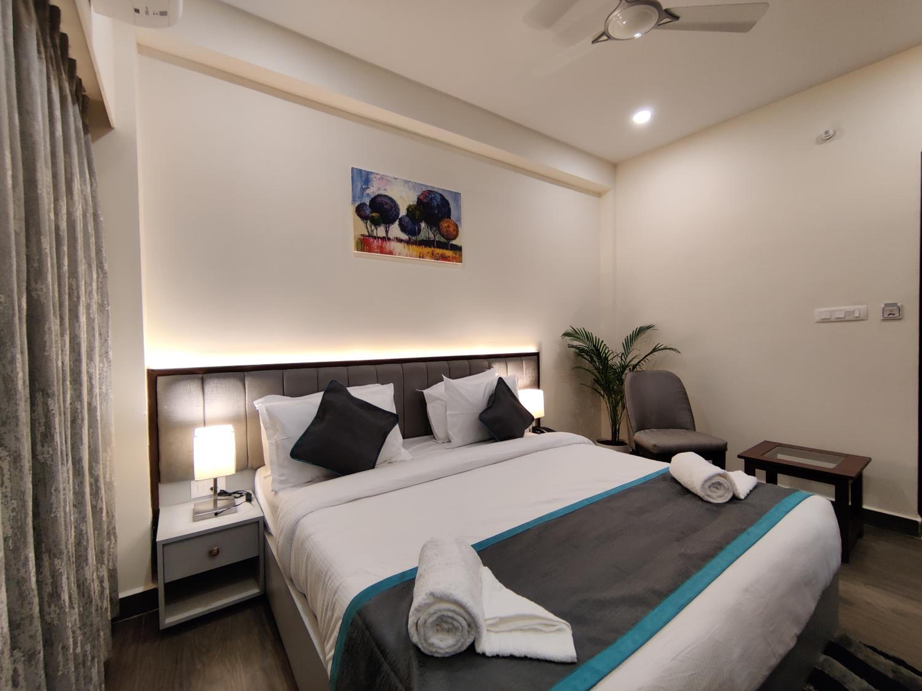 Superior King Room - Photo 11