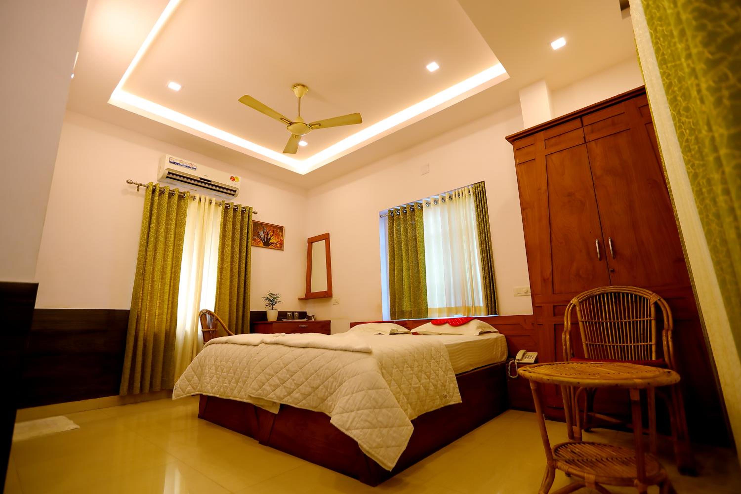 Deluxe Double Room (2 Adults + 1 Child) photo 2
