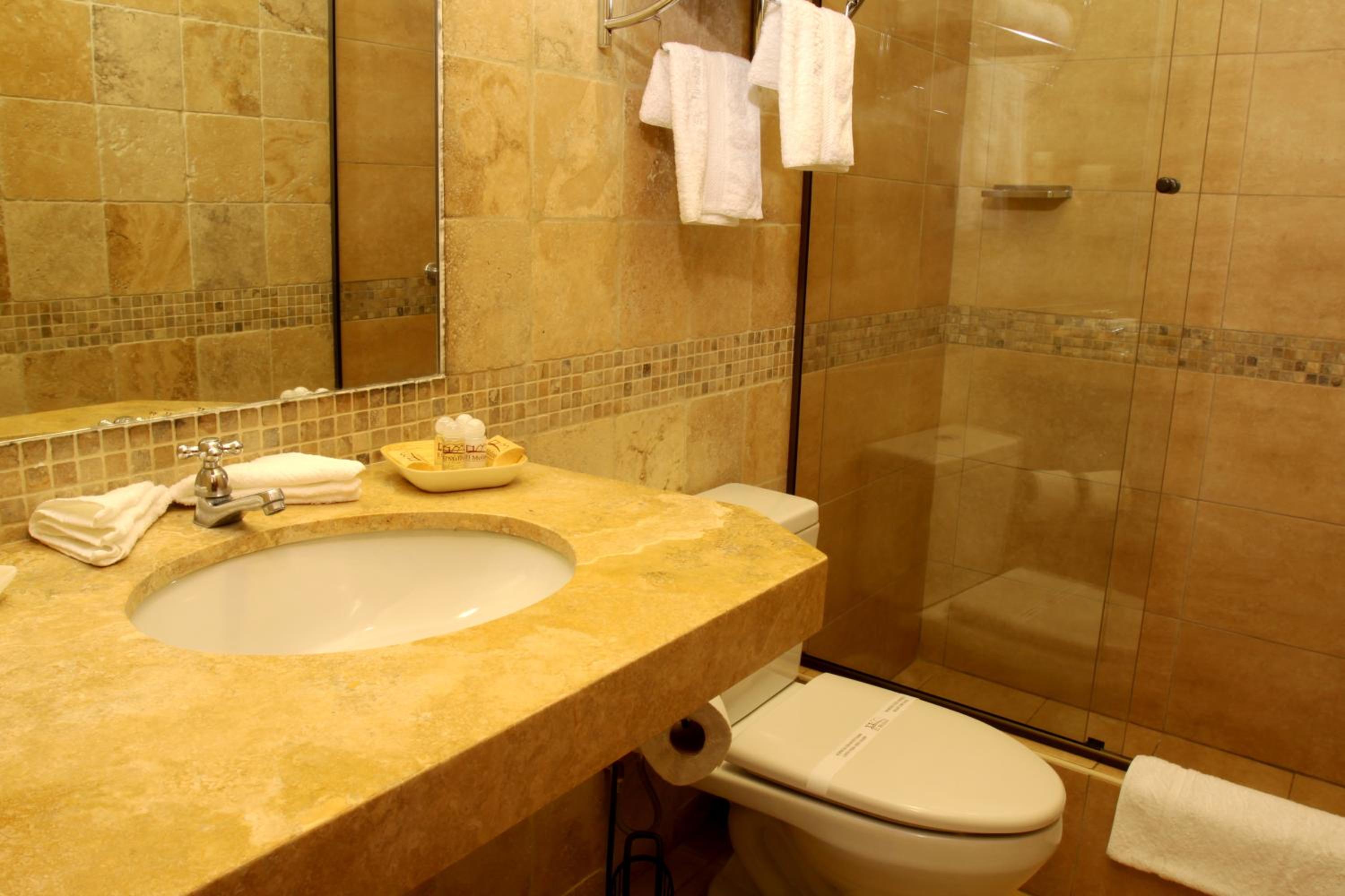 Queen Room photo 2