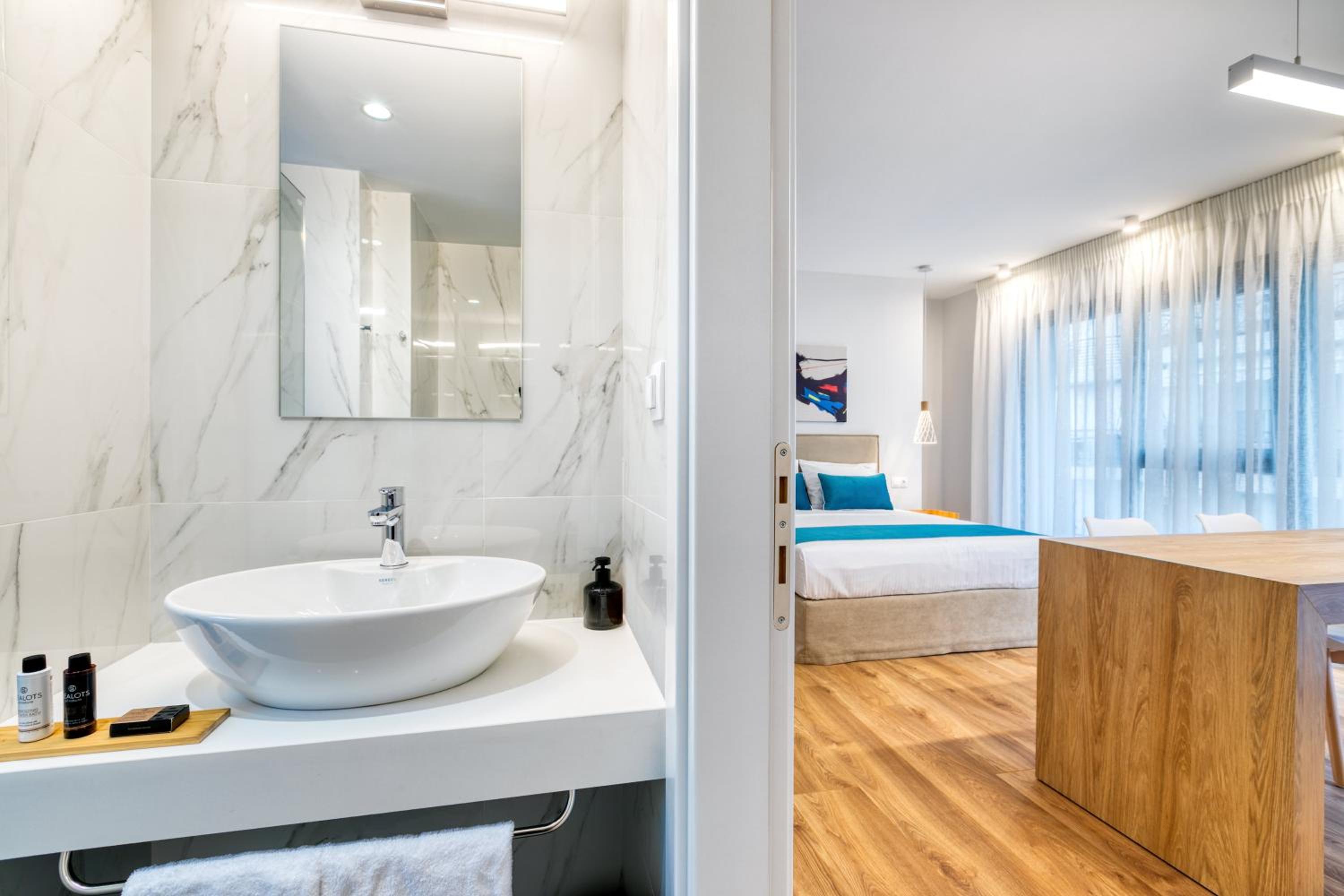 Deluxe Suite - Photo 10