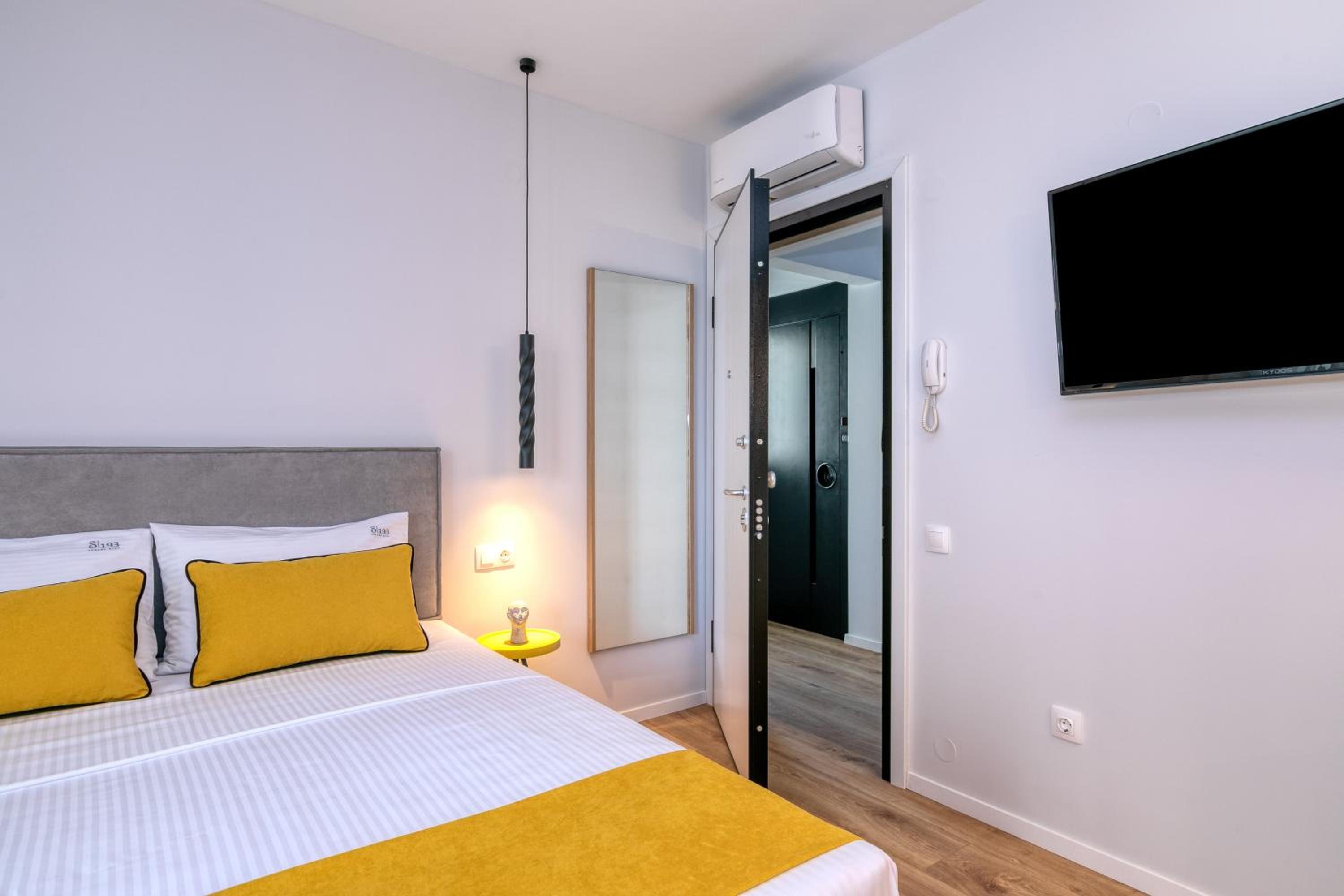 Junior Suite with Balcony - Photo 12