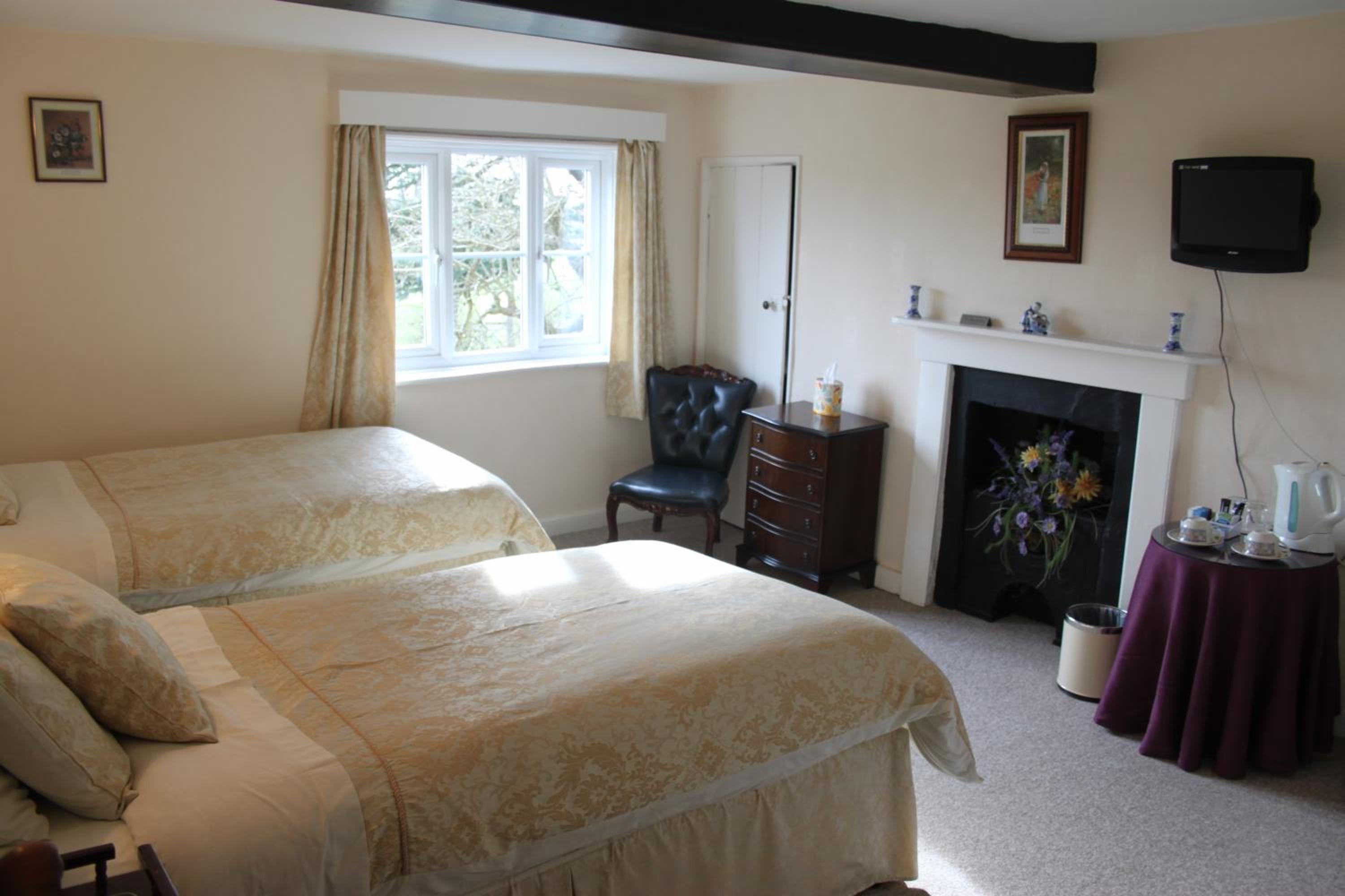 Twin Room with Private Bathroom - Photo 2