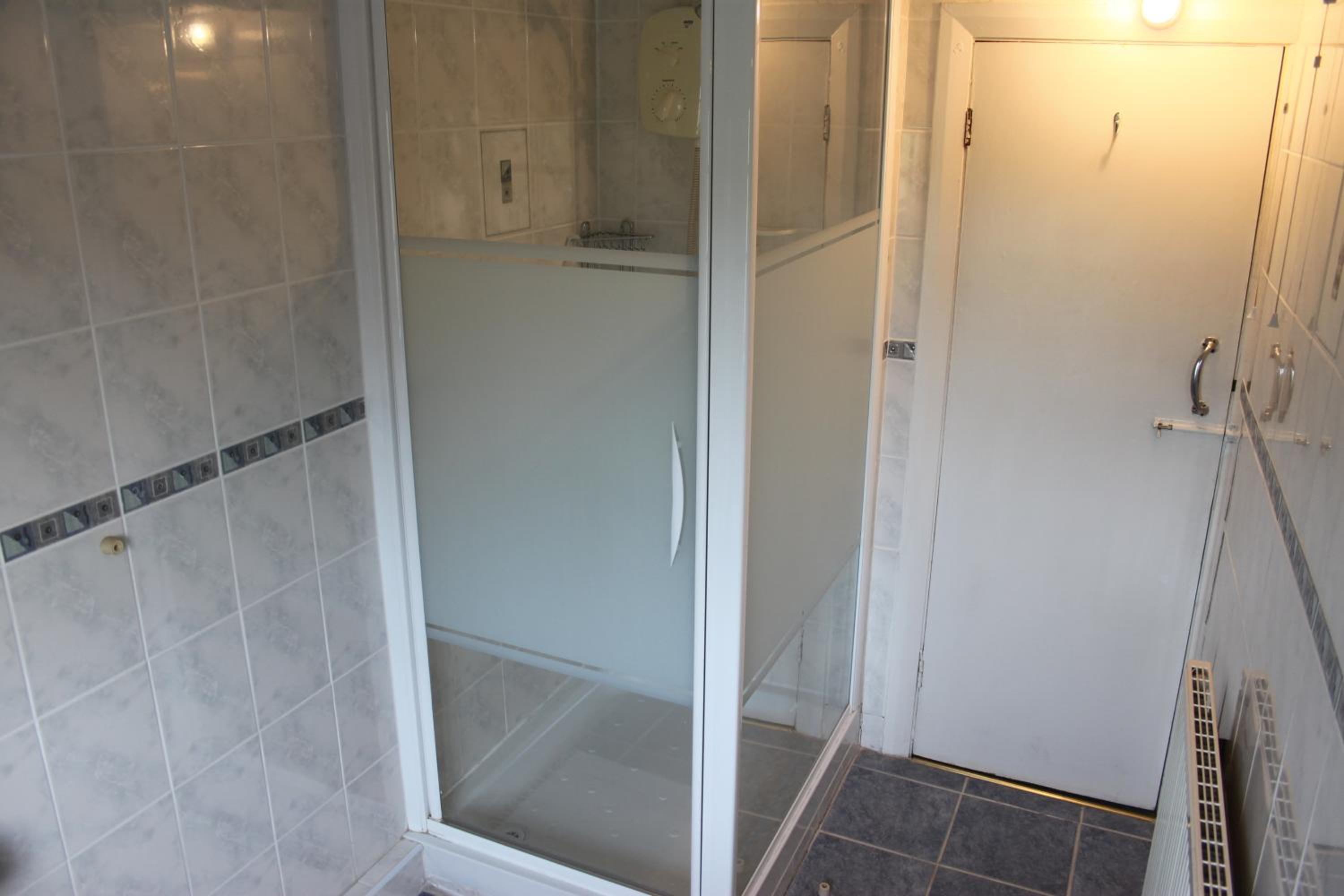 Twin Room with Private Bathroom - Photo 4