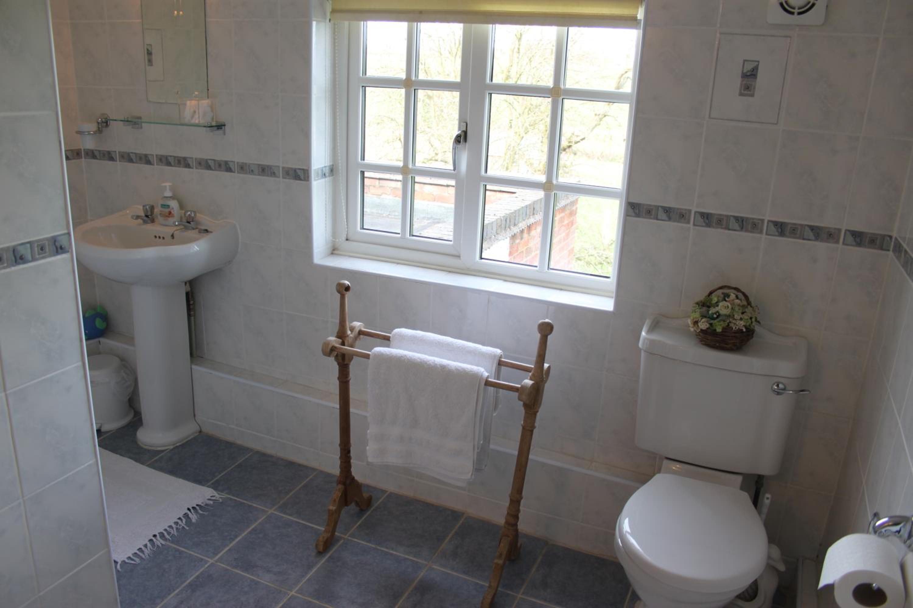 Twin Room with Private Bathroom - Photo 3
