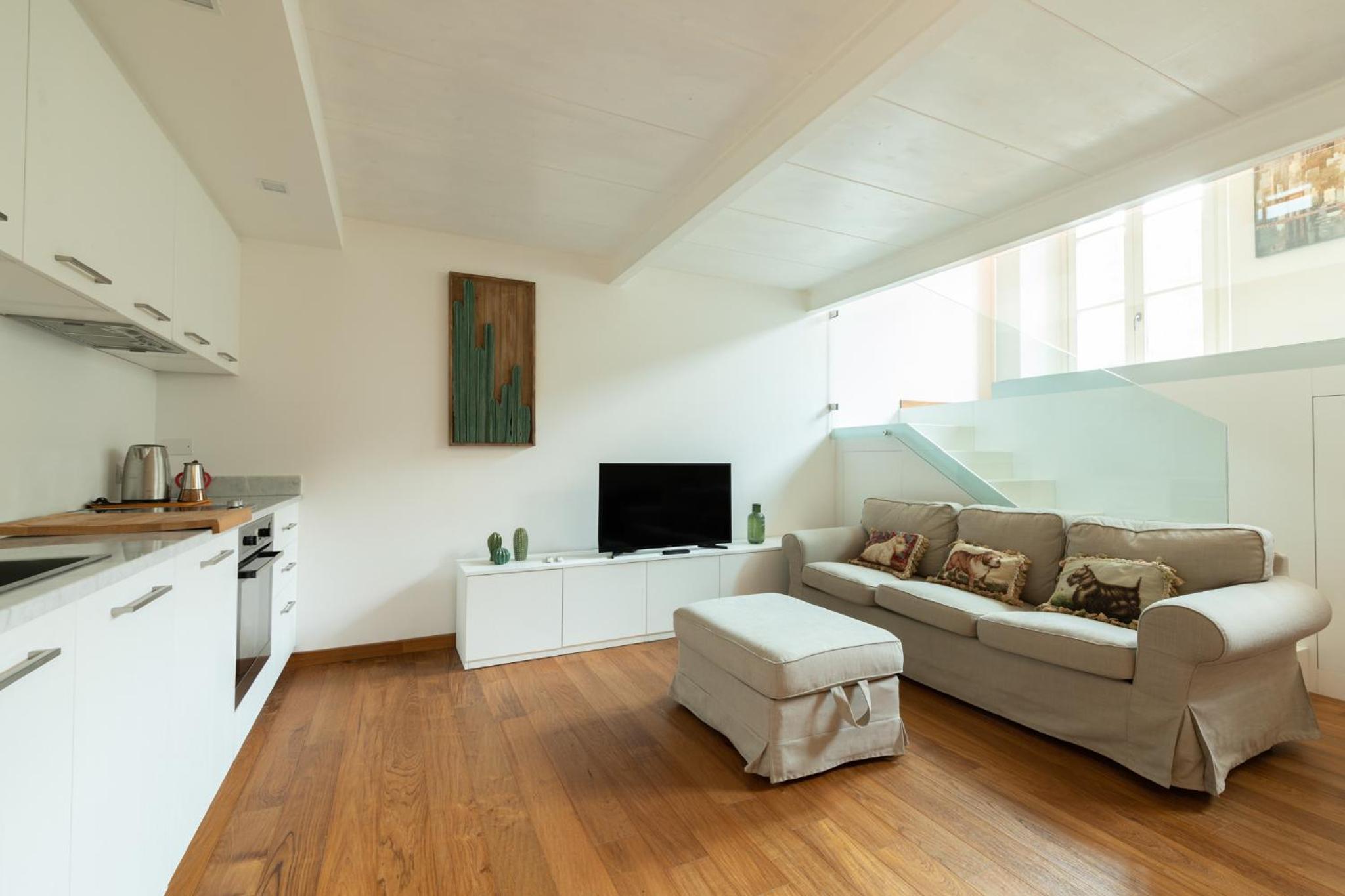 Deluxe One-Bedroom Apartment - Photo 2