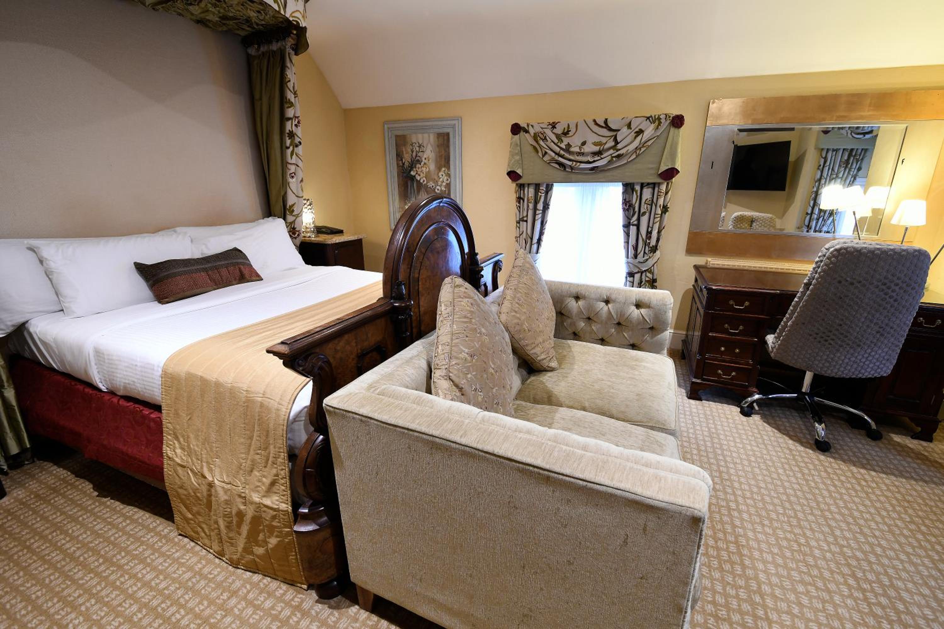 King Suite with Soaking Tub - Photo 5