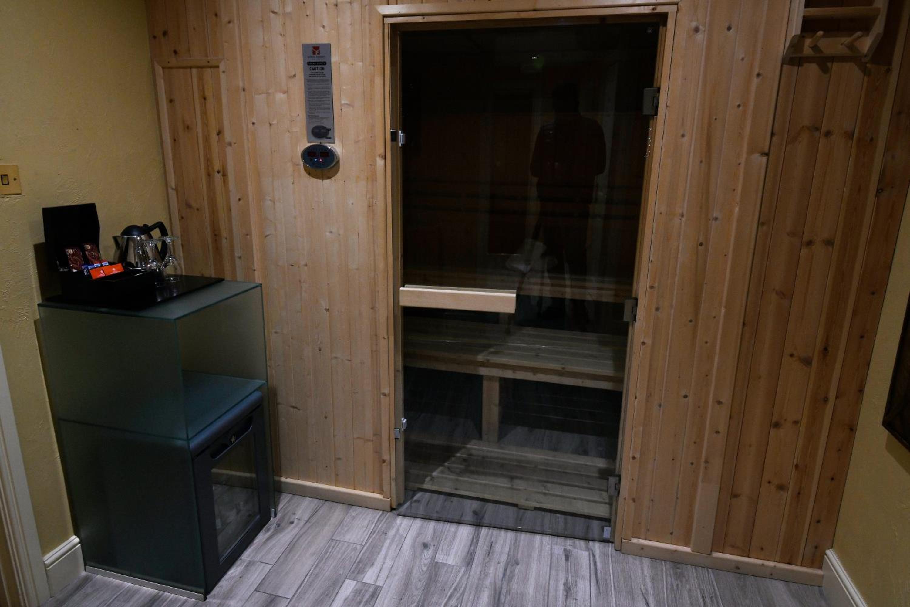 King Suite with Soaking Tub - Photo 6
