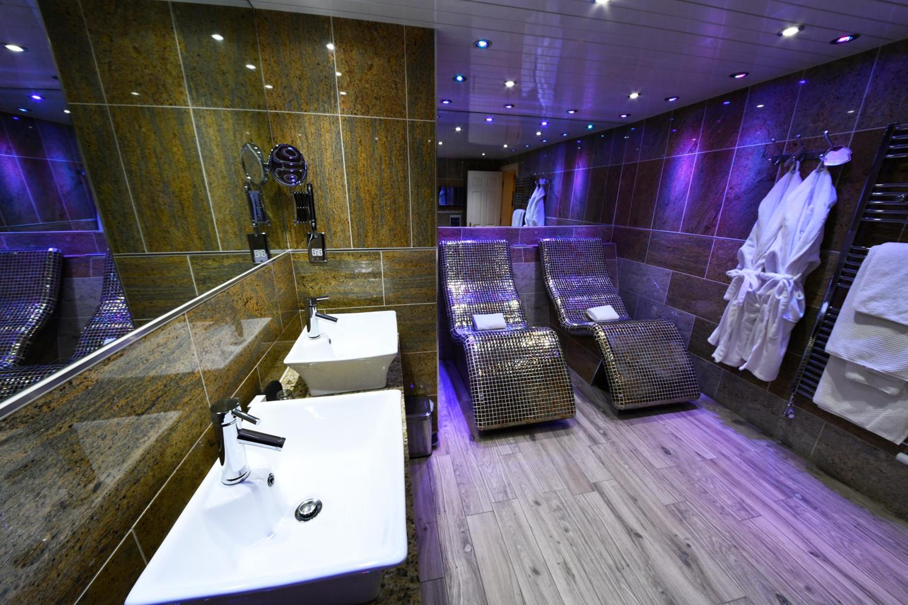 King Suite with Soaking Tub - Photo 7
