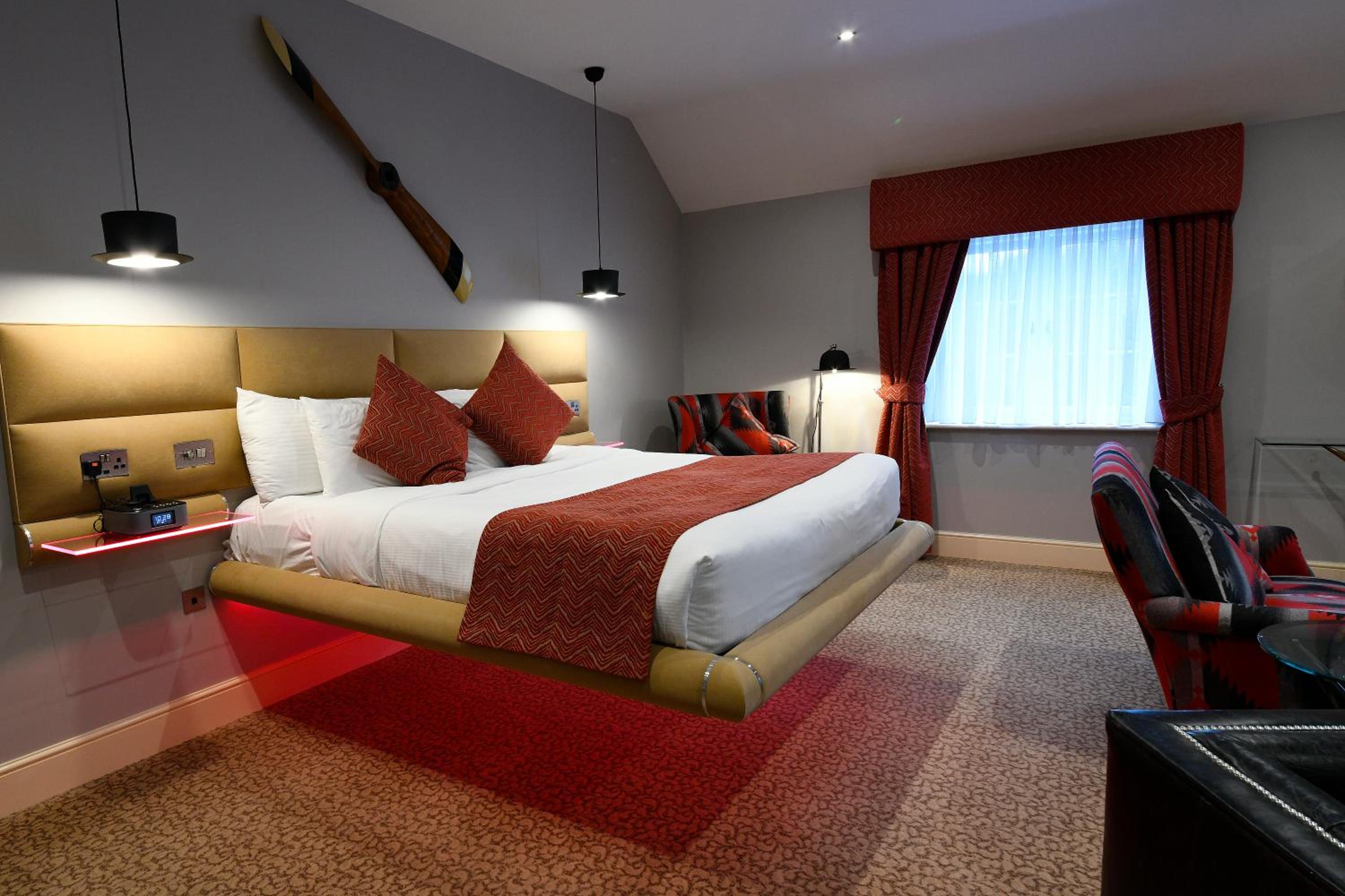 King Suite with Levitating Bed and Atrium Sauna - Photo 8