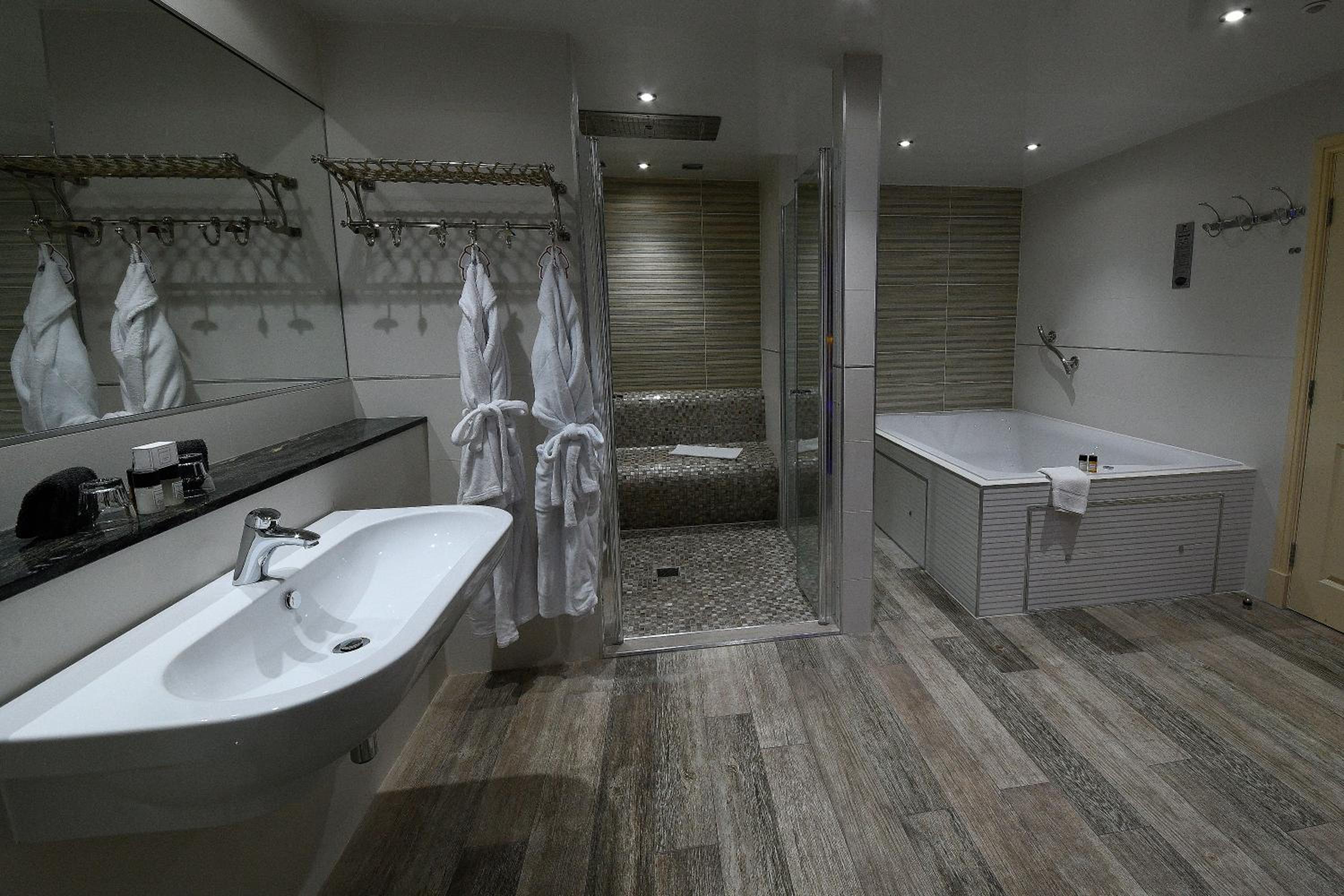 King Suite with Levitating Bed and Atrium Sauna - Photo 3
