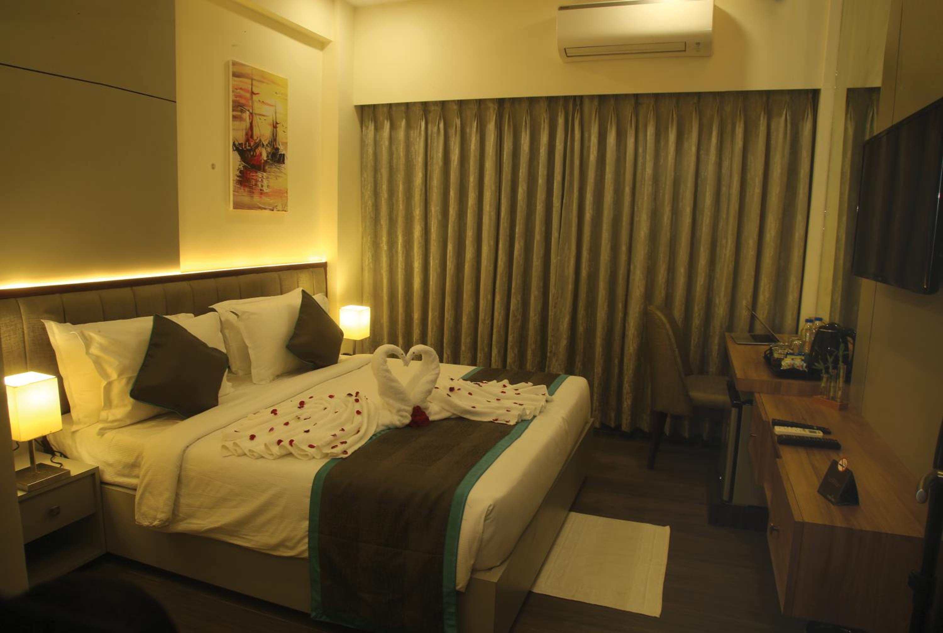 Superior King Room - Photo 17