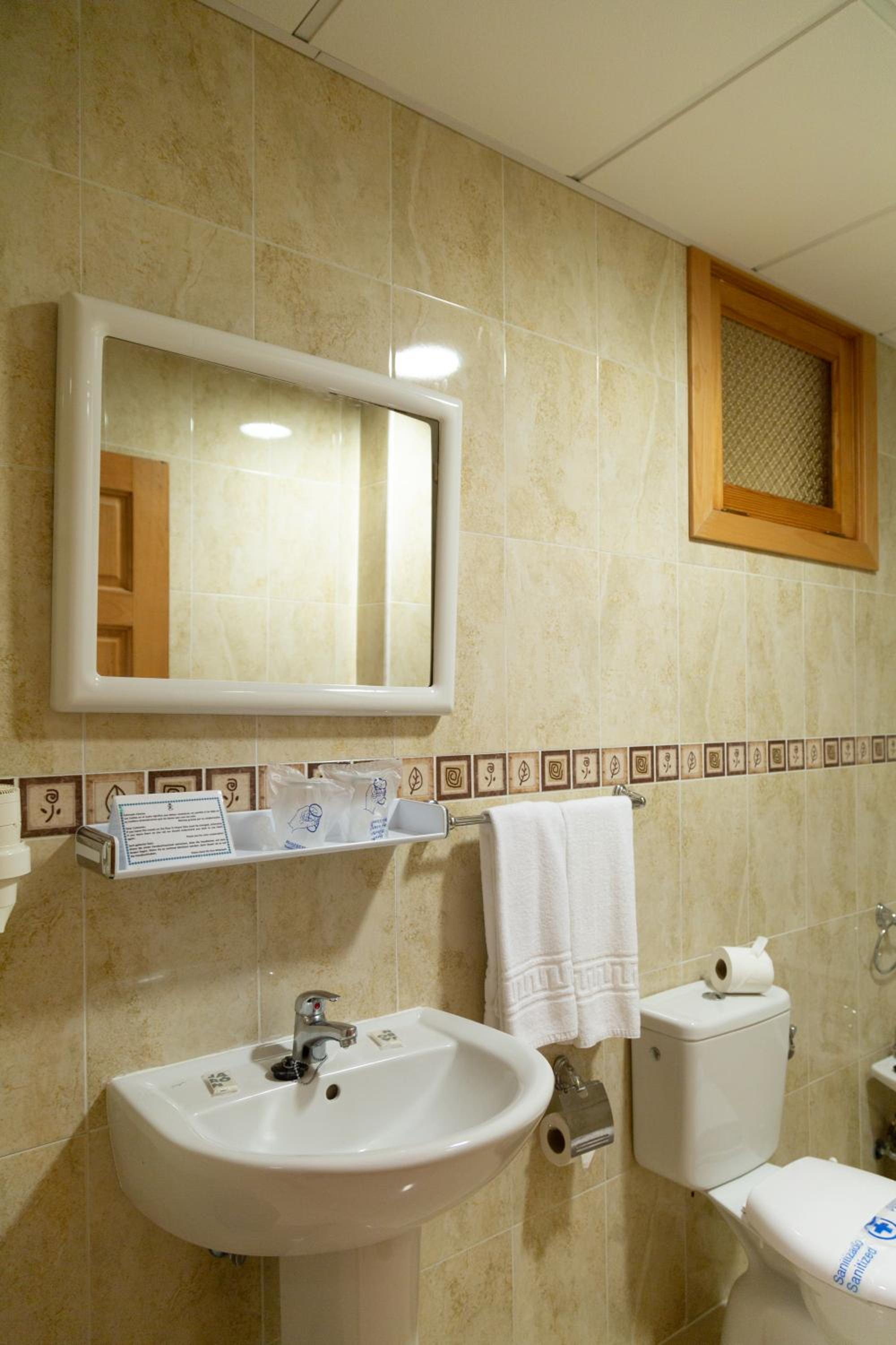 Budget Double Room - Photo 3