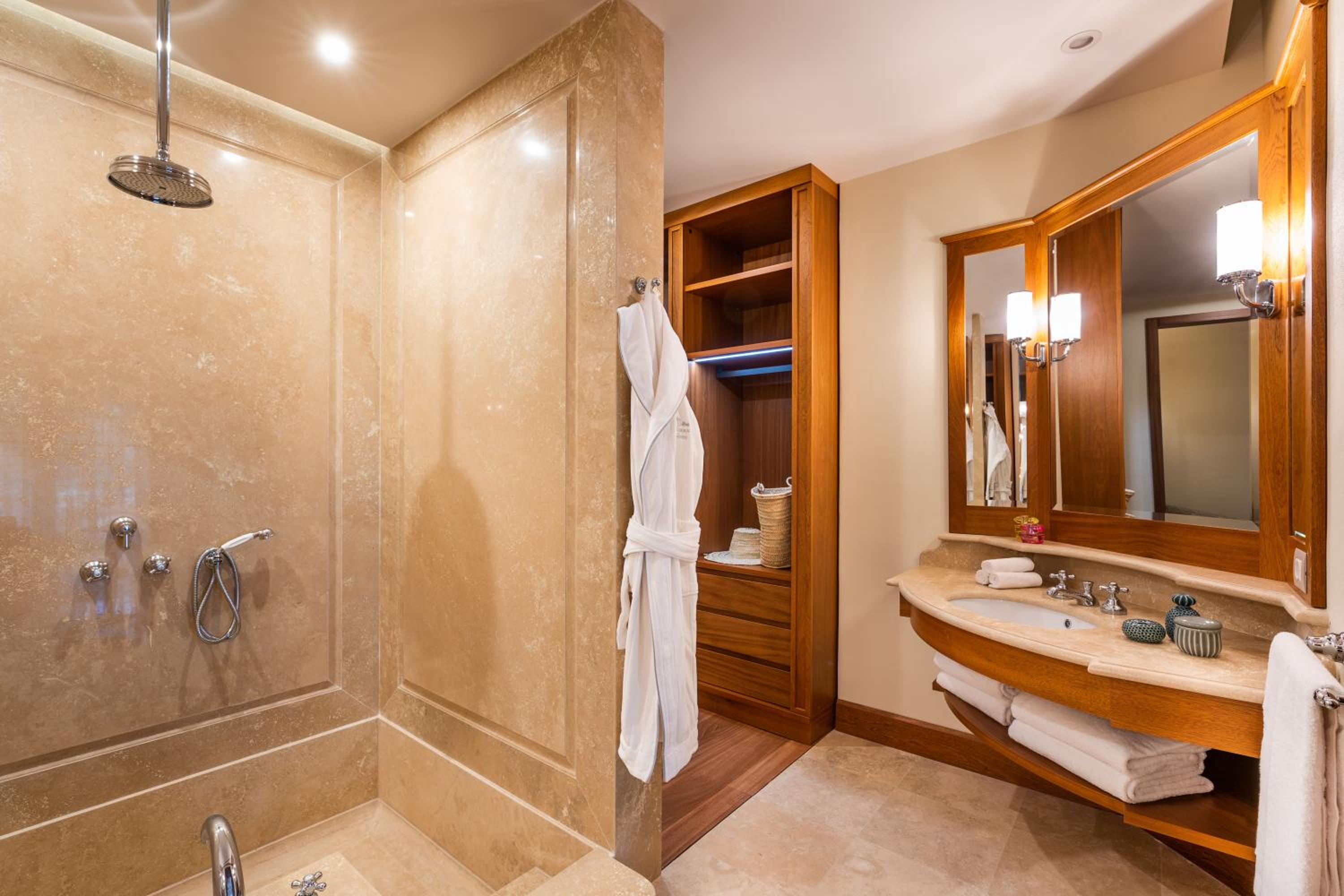 Deluxe Suite - Photo 5