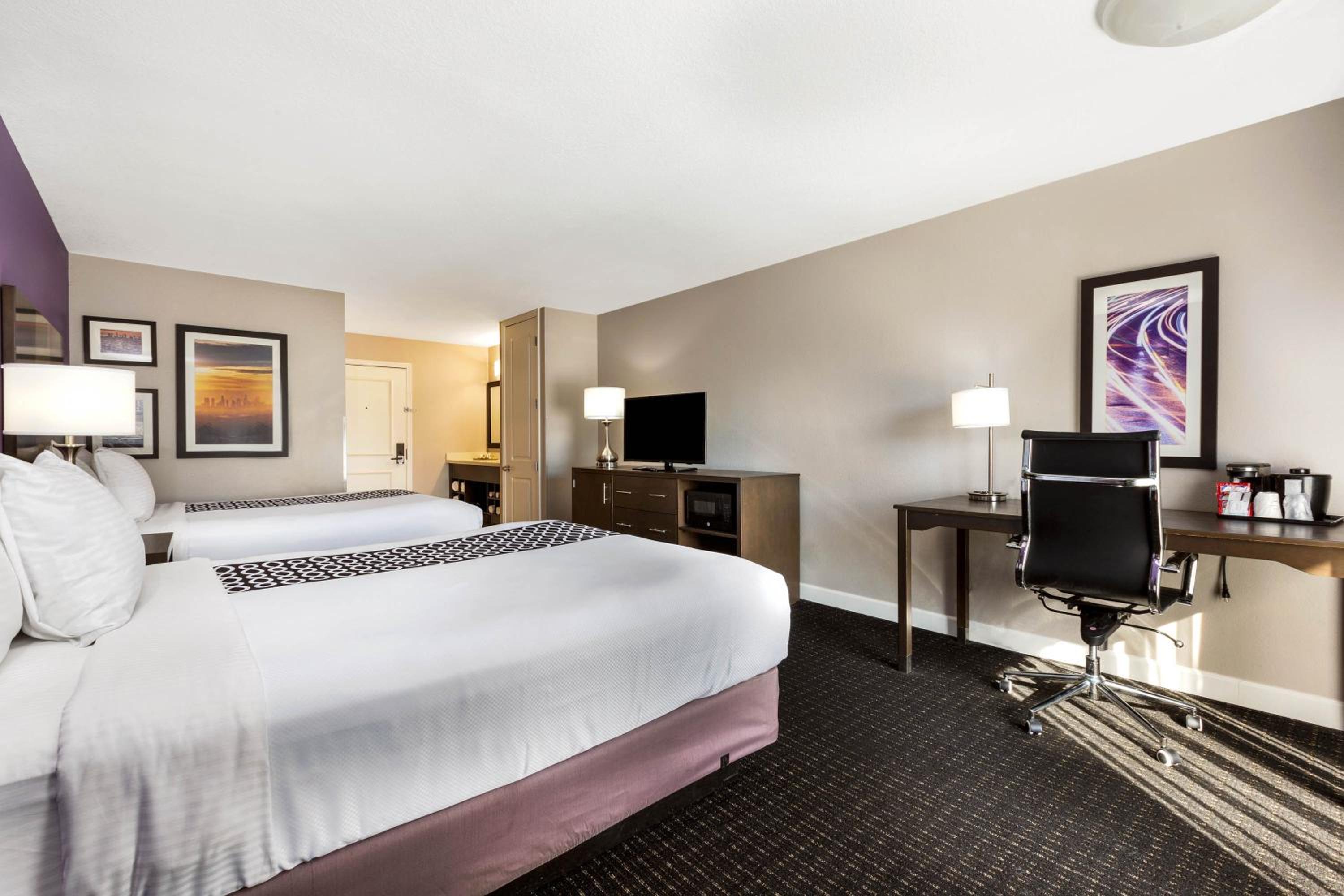 Queen Room with Two Queen Beds - Photo 2