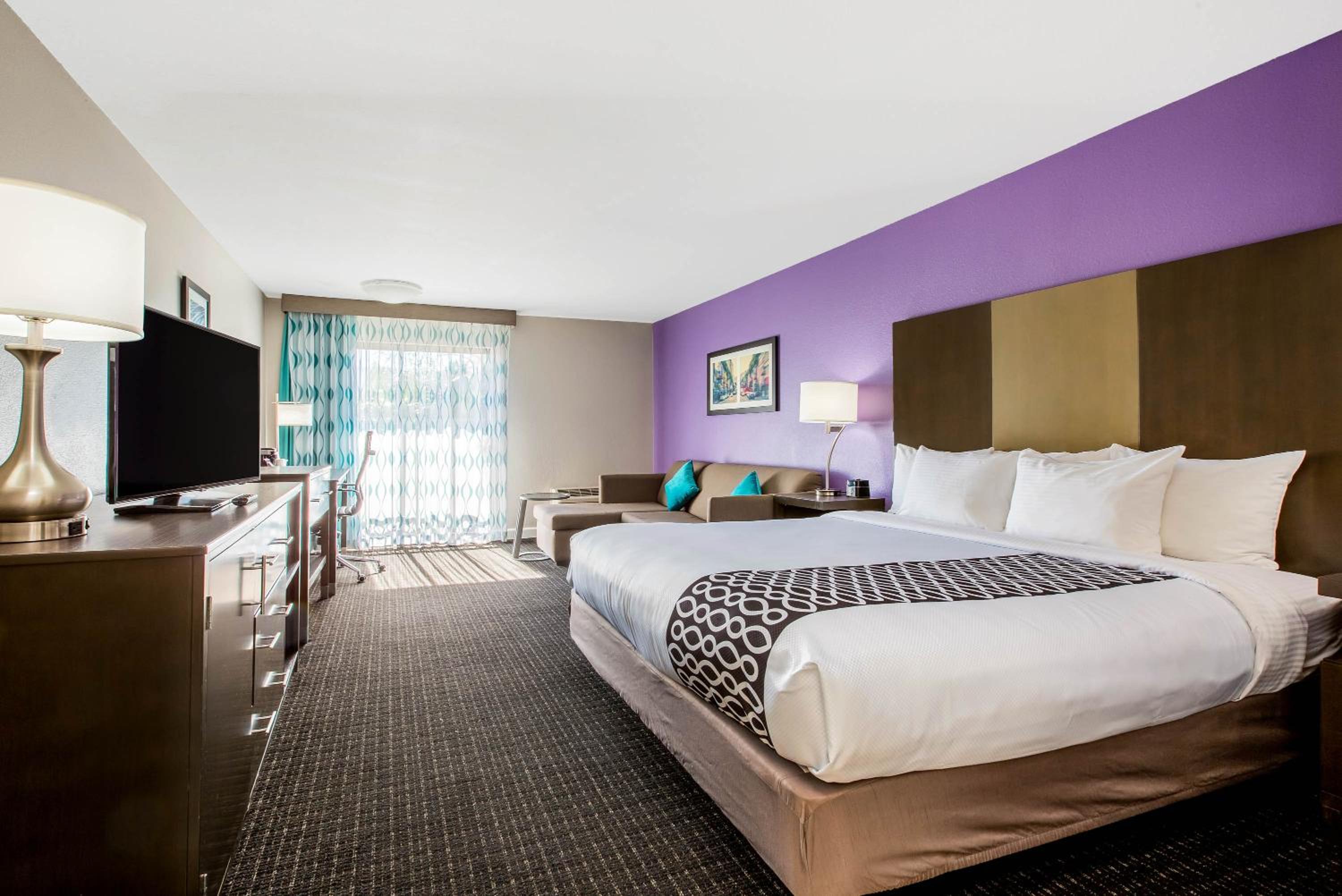 Deluxe King Room - Non-Smoking - Photo 13