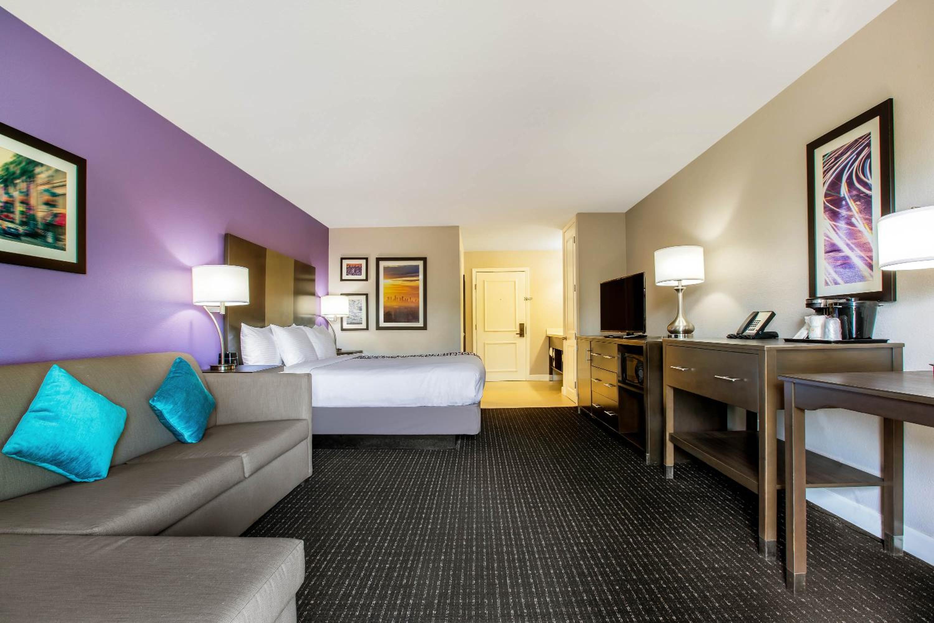 Deluxe King Room - Non-Smoking - Photo 14