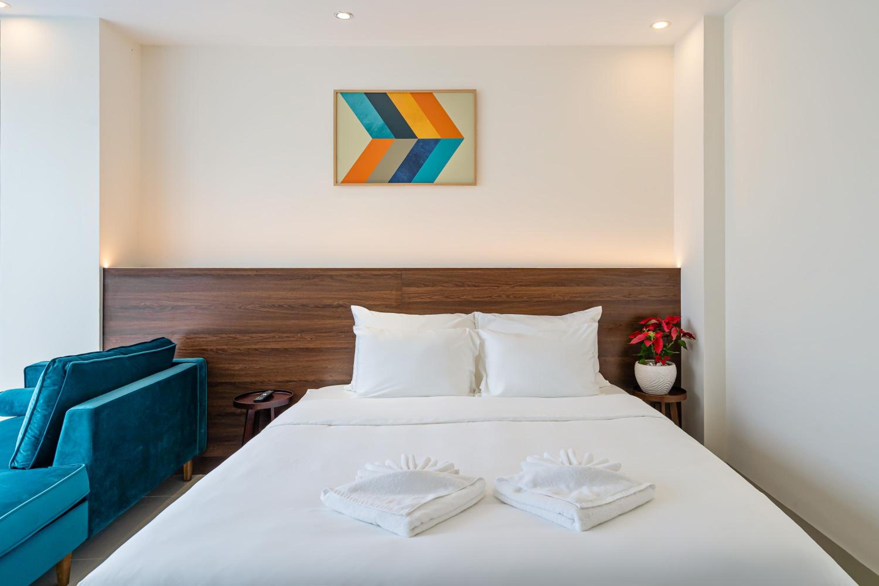 Deluxe King Room - Photo 7