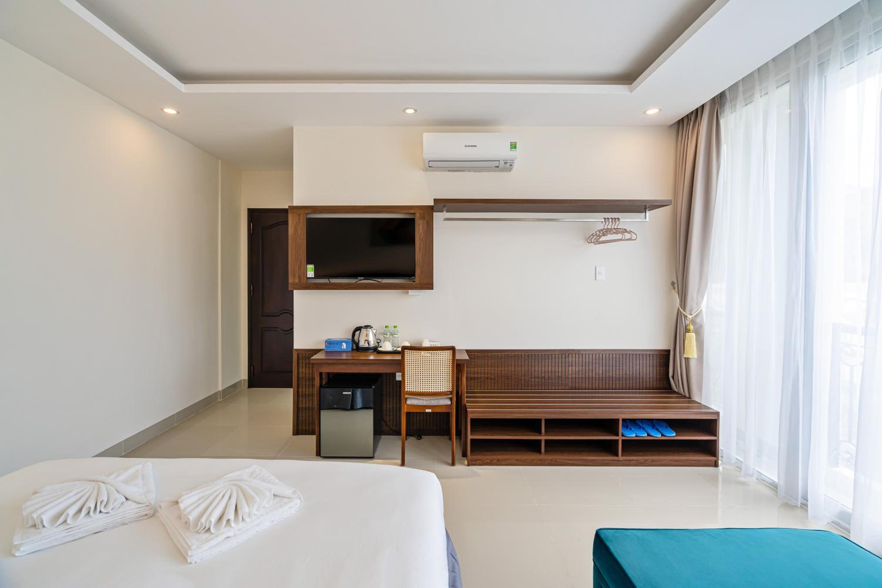 Deluxe King Room - Photo 6