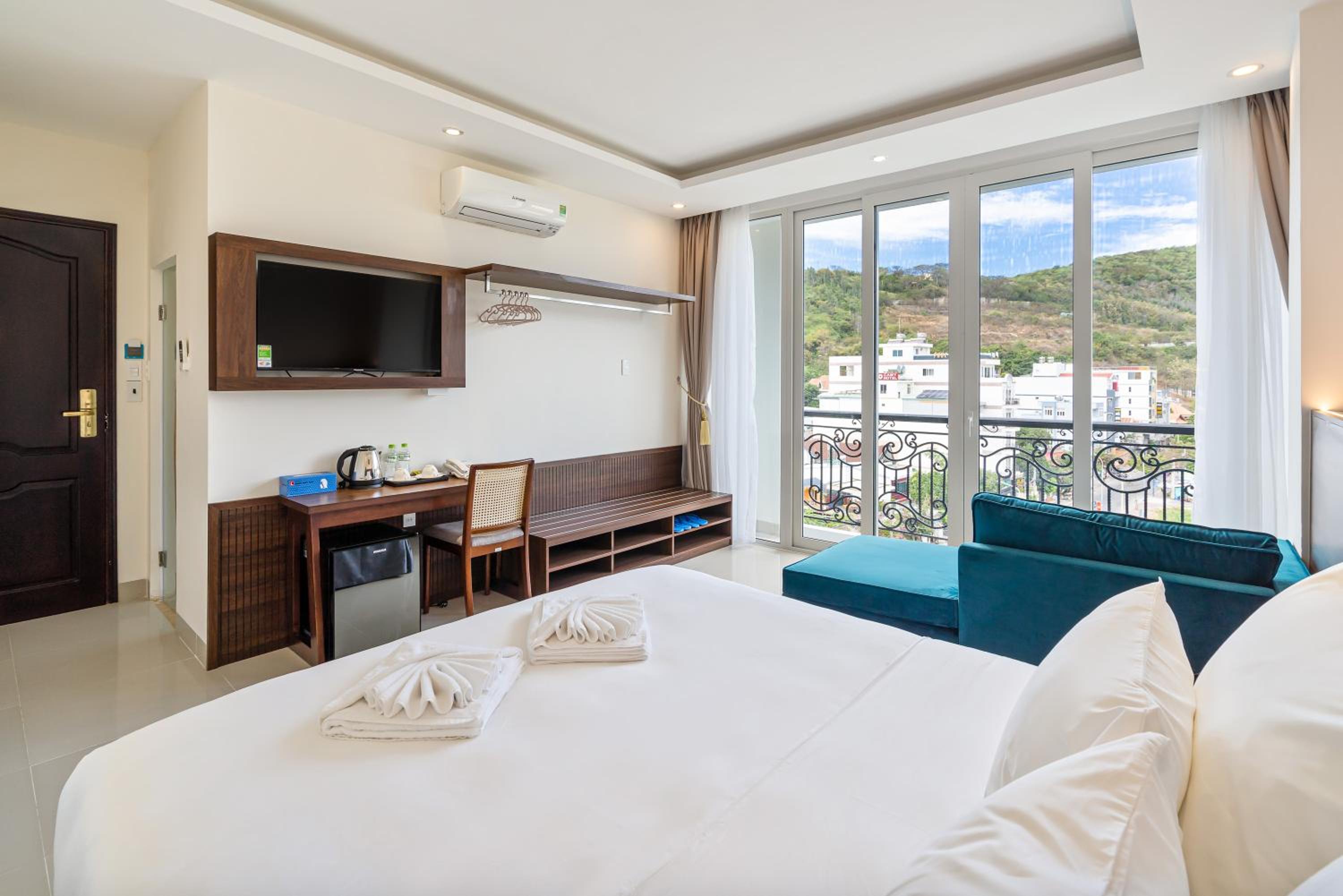 Deluxe King Room - Photo 4