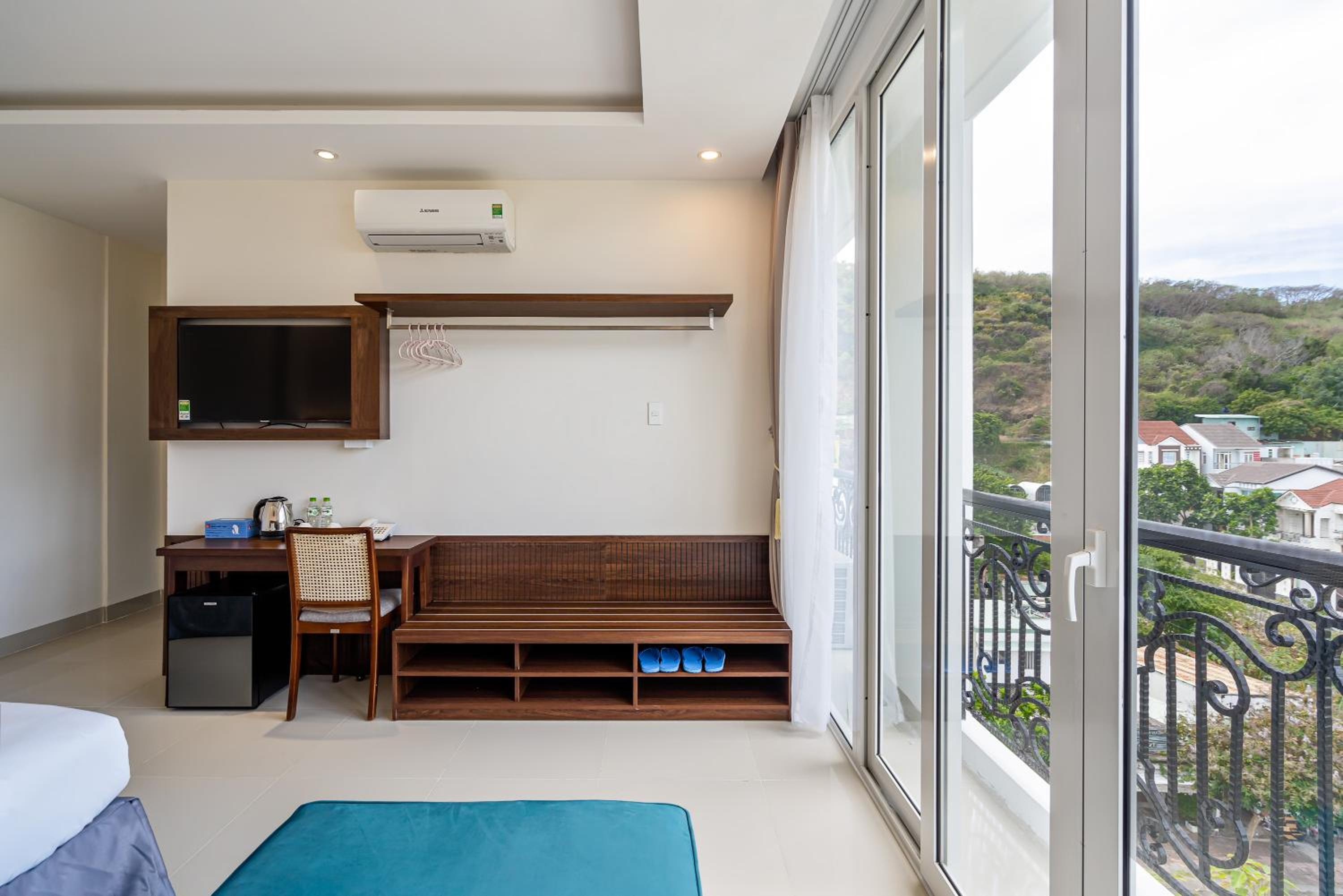 Deluxe King Room - Photo 5