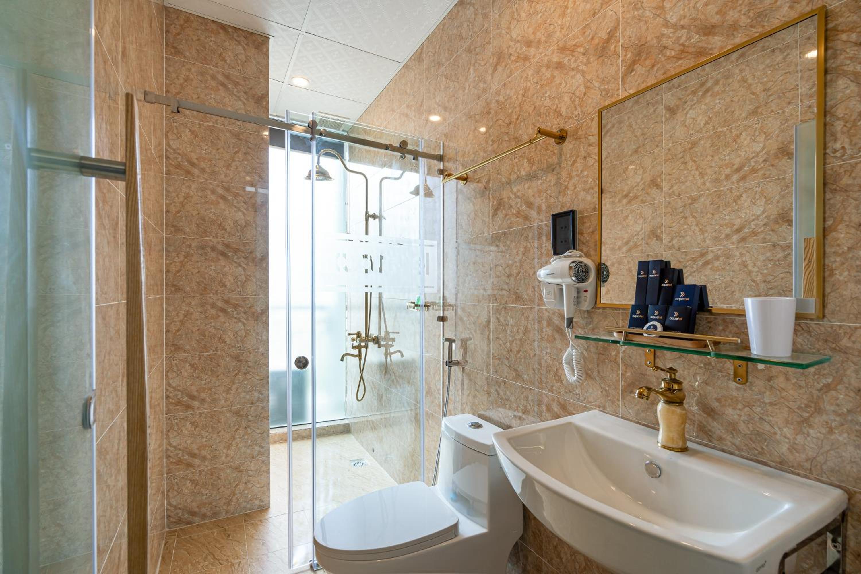 Deluxe King Room - Photo 8
