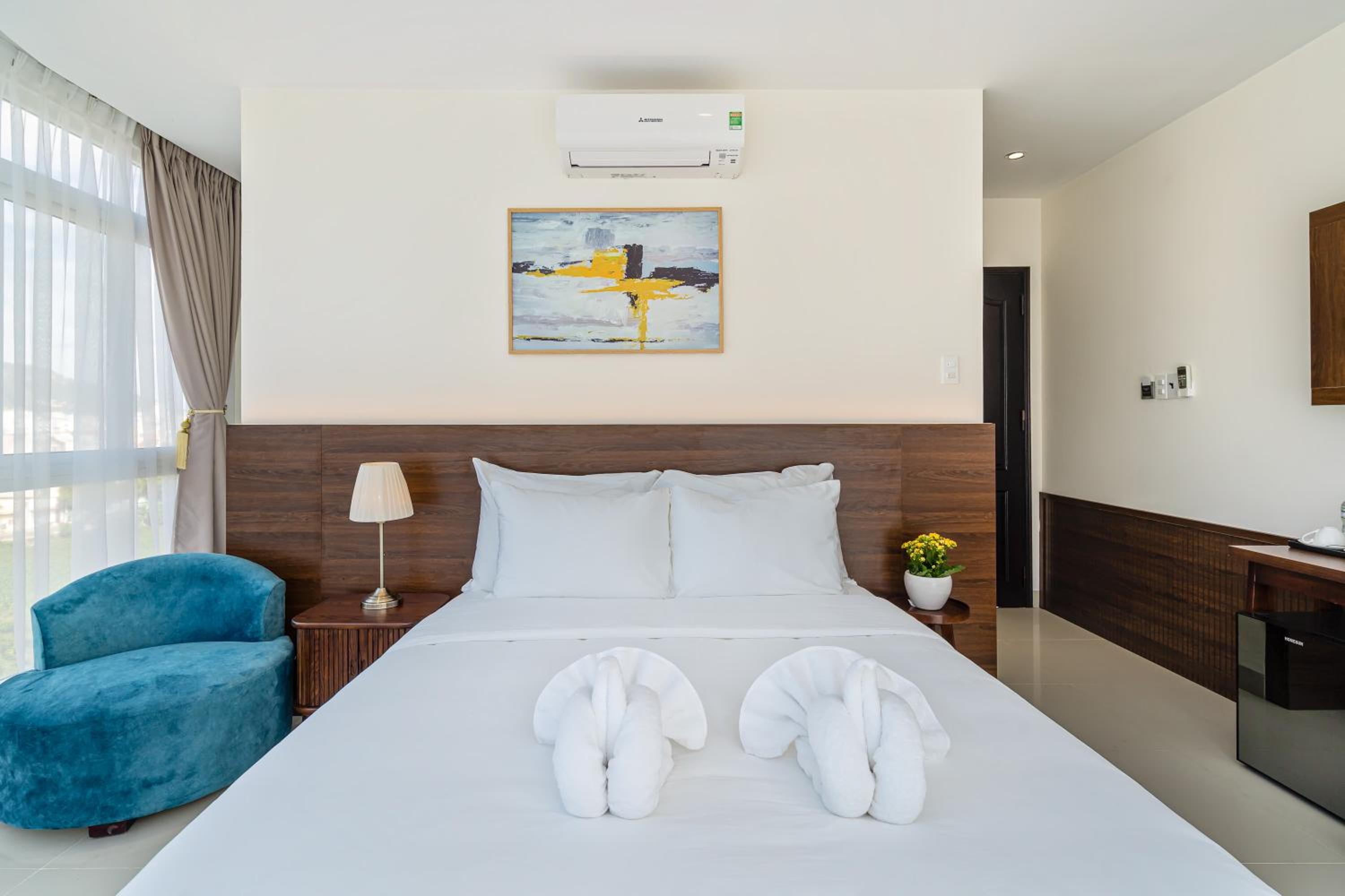 Deluxe Queen Room - Photo 6