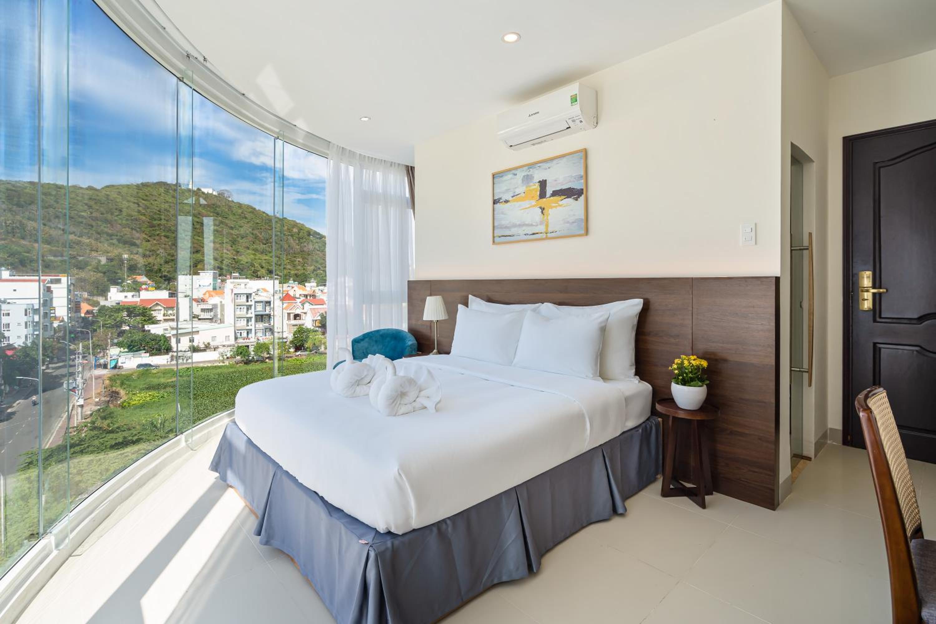 Deluxe Queen Room - Photo 1