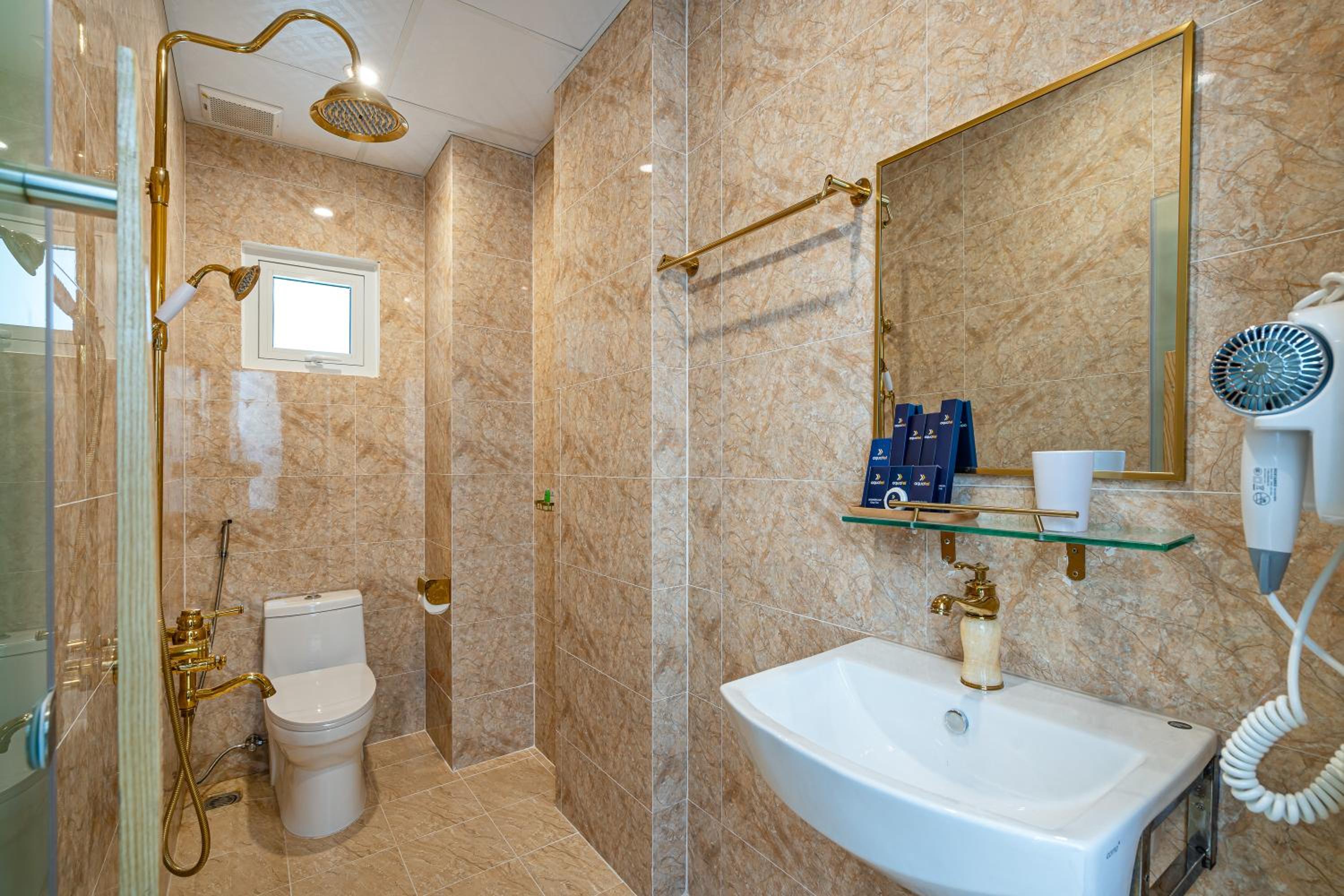 Deluxe Queen Room - Photo 7