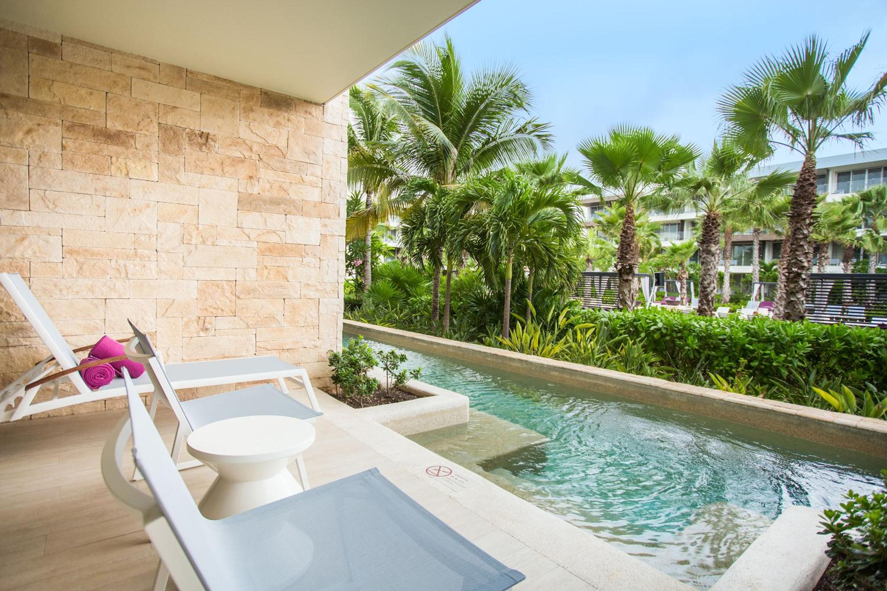Preferred Club Junior Suite Swimout Tropical View Double - Photo 1