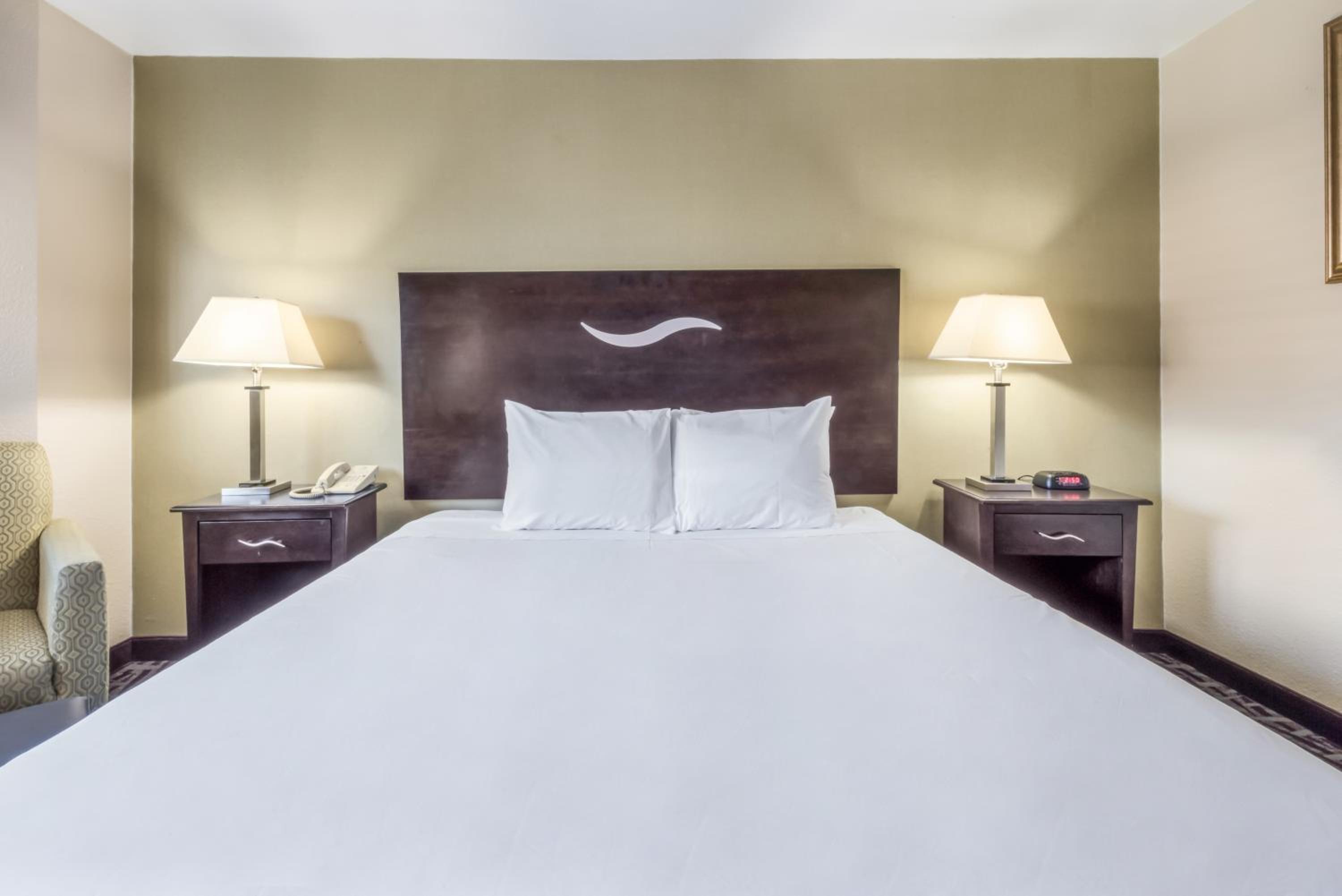 Standard King Room - Photo 10