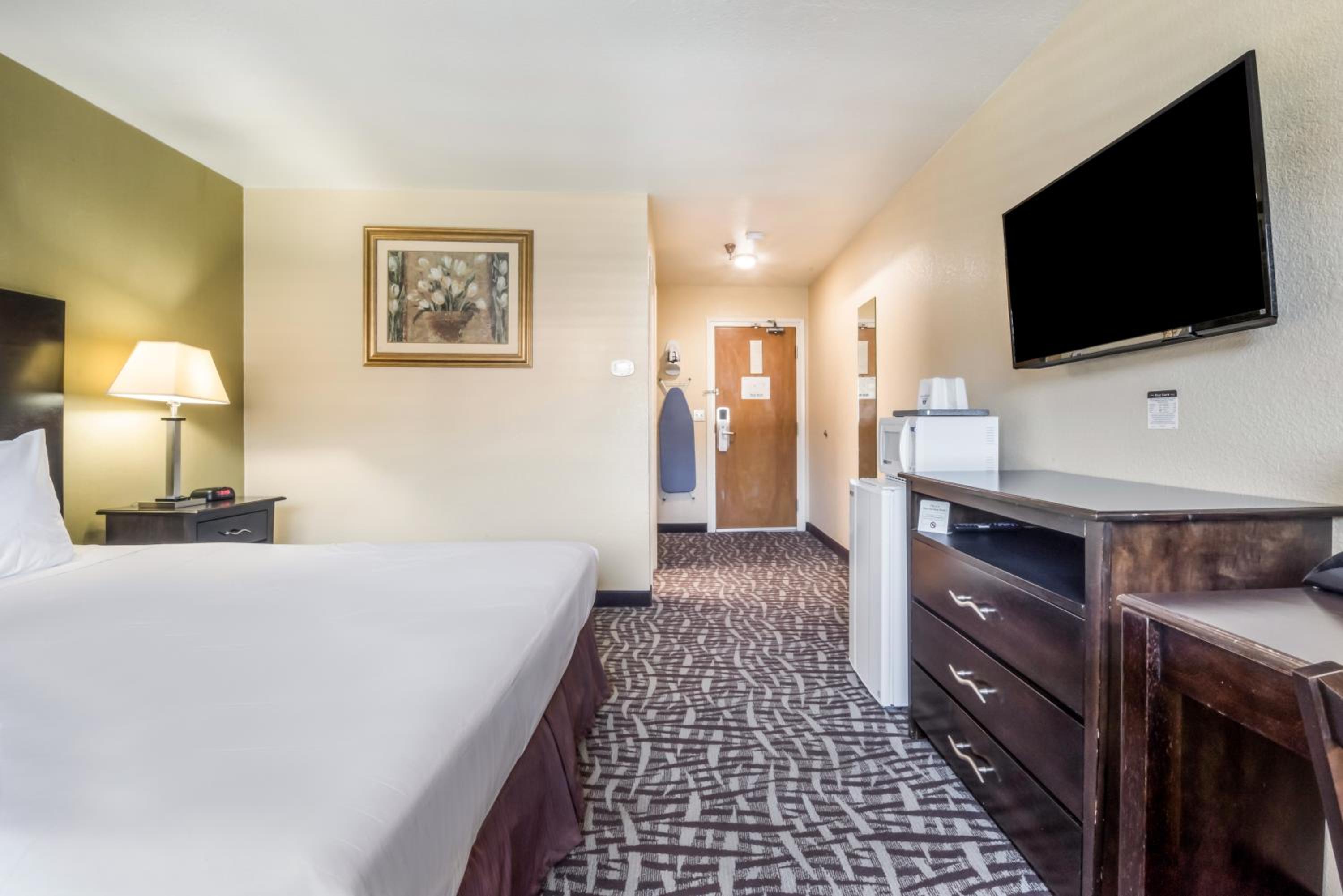 Standard King Room - Photo 7