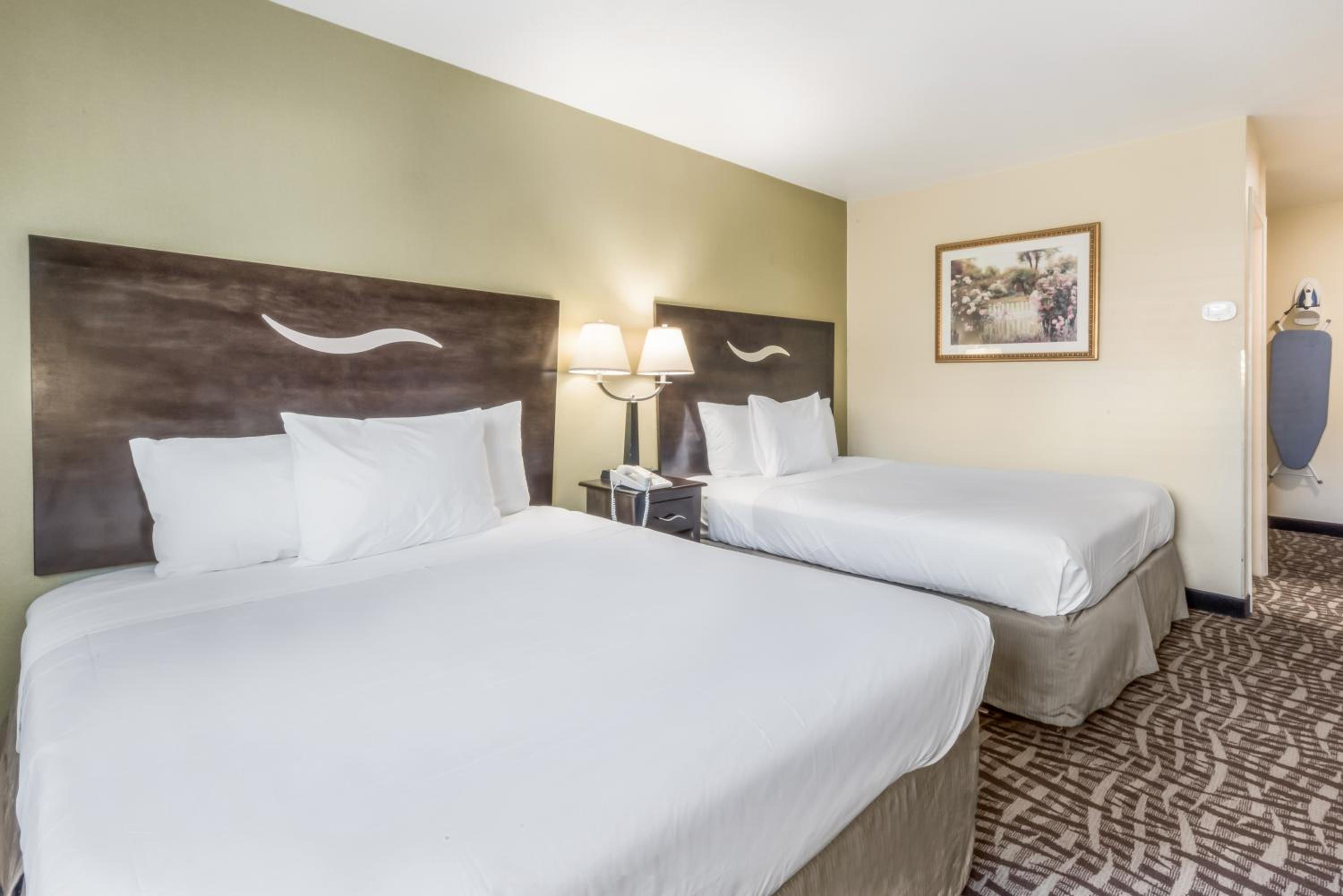Queen Room with Two Queen Beds - Photo 4