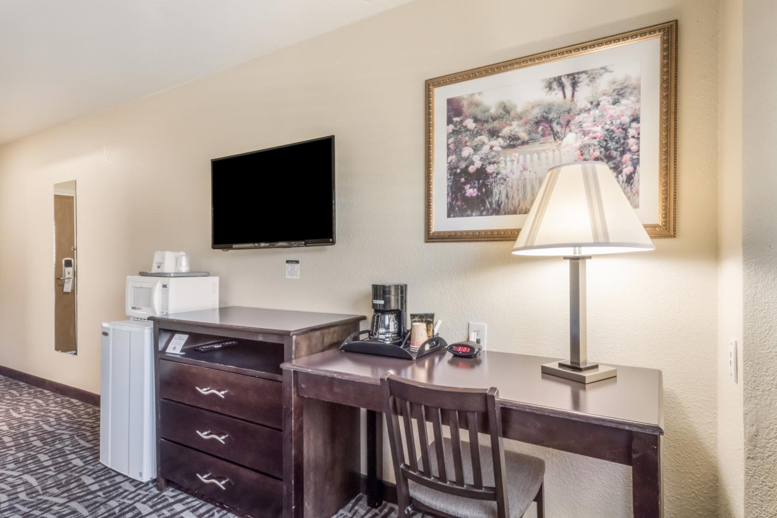 Queen Room with Two Queen Beds - Photo 6