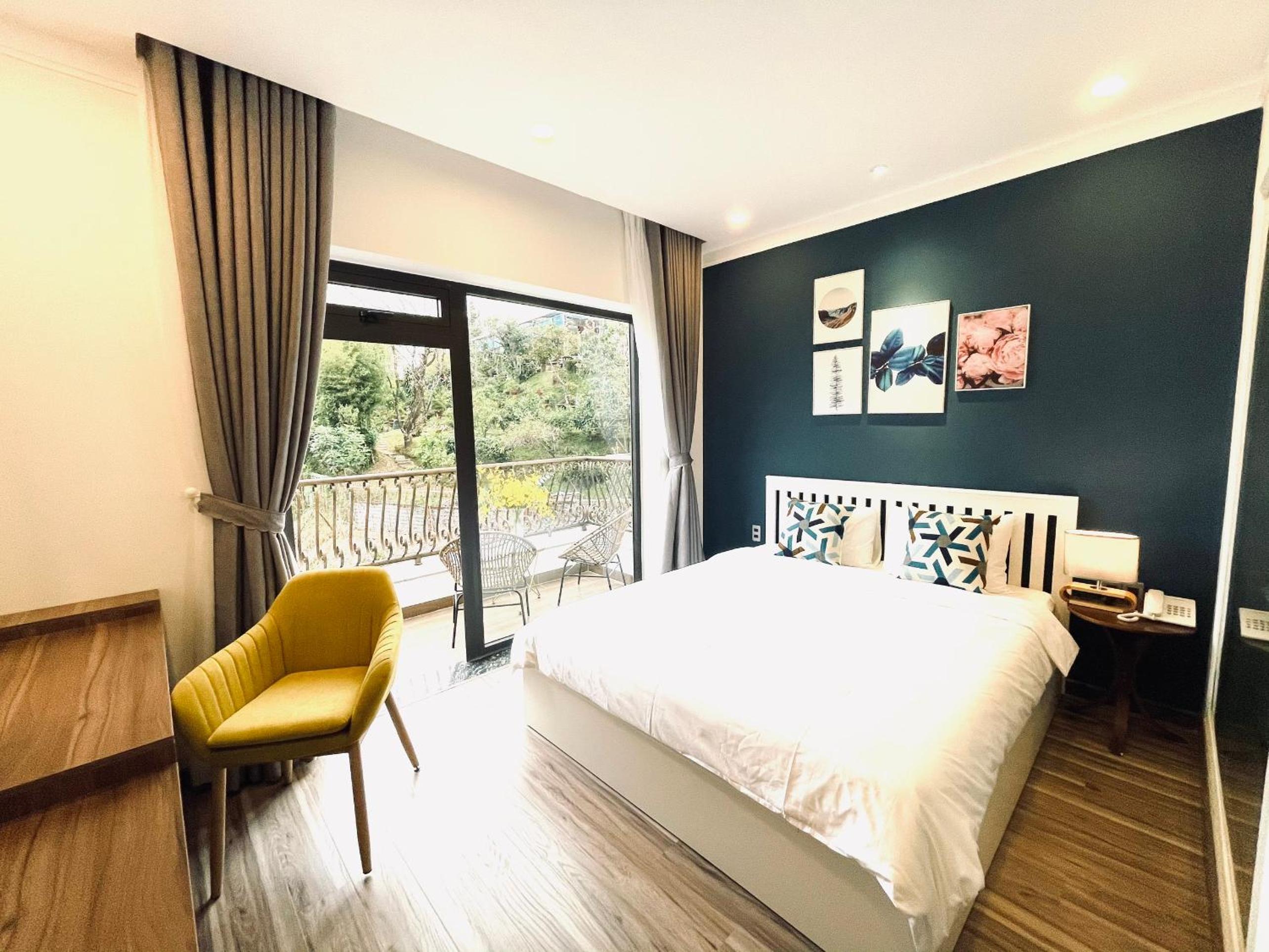 King Room with Balcony - Photo 18