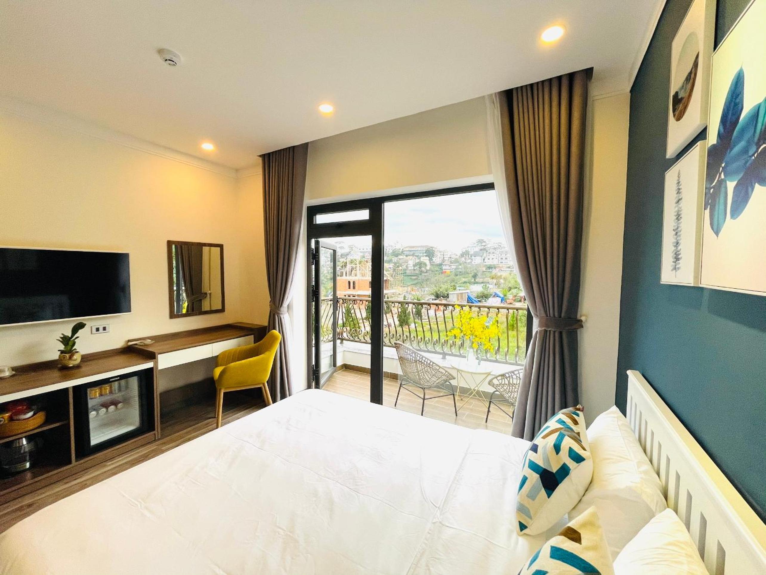 King Room with Balcony - Photo 19