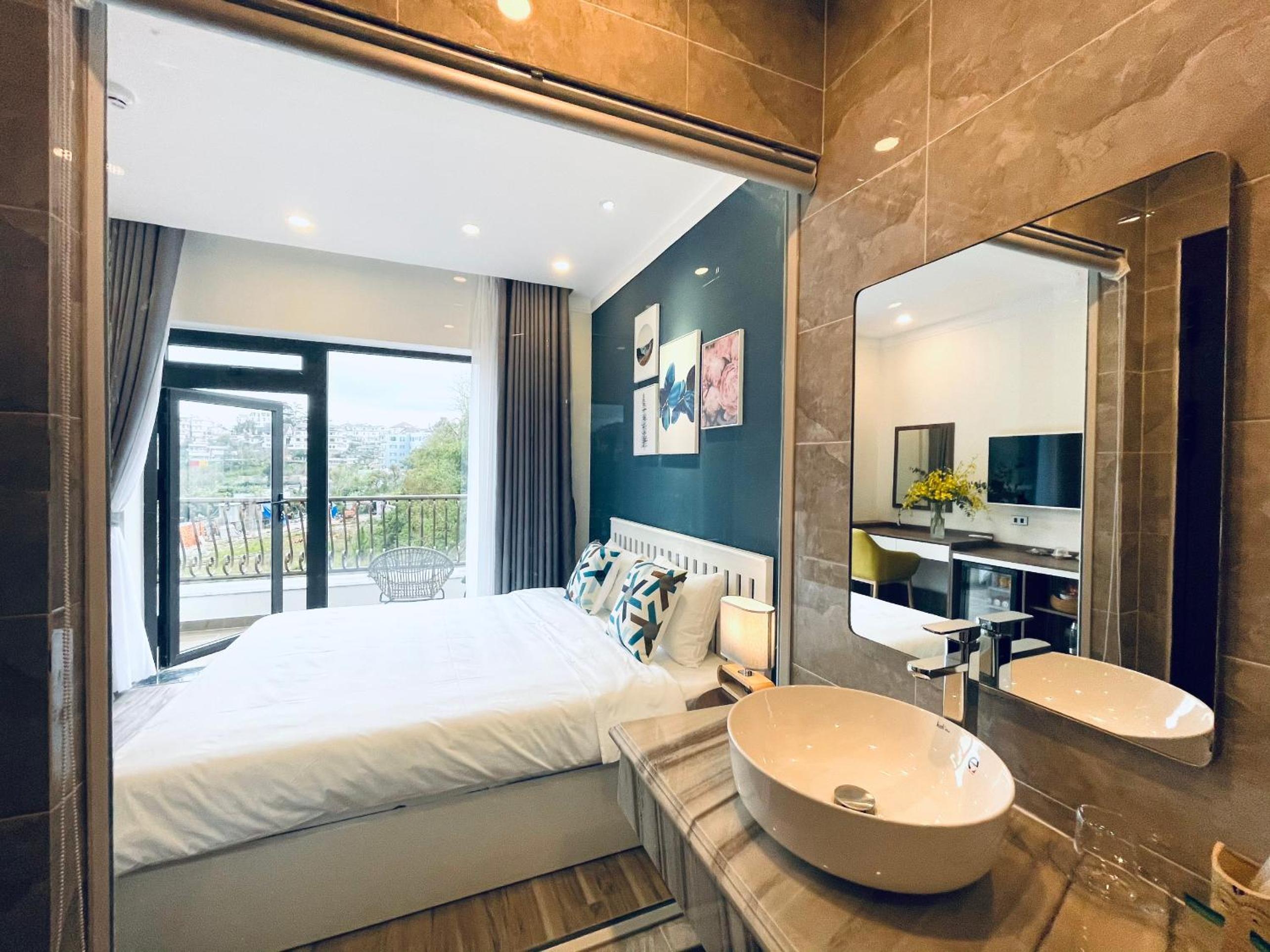 King Room with Balcony - Photo 20