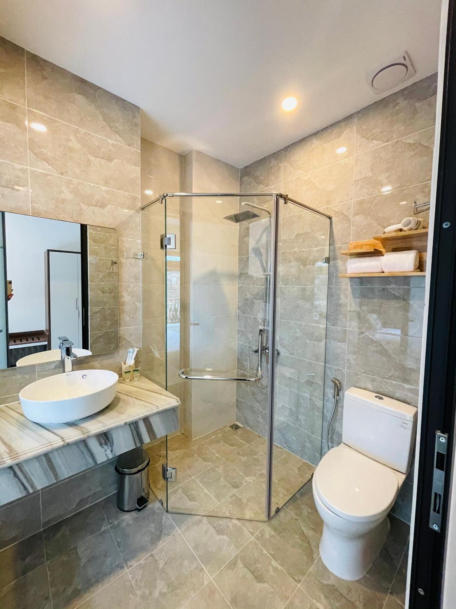 Deluxe Double Room with Balcony - Photo 18