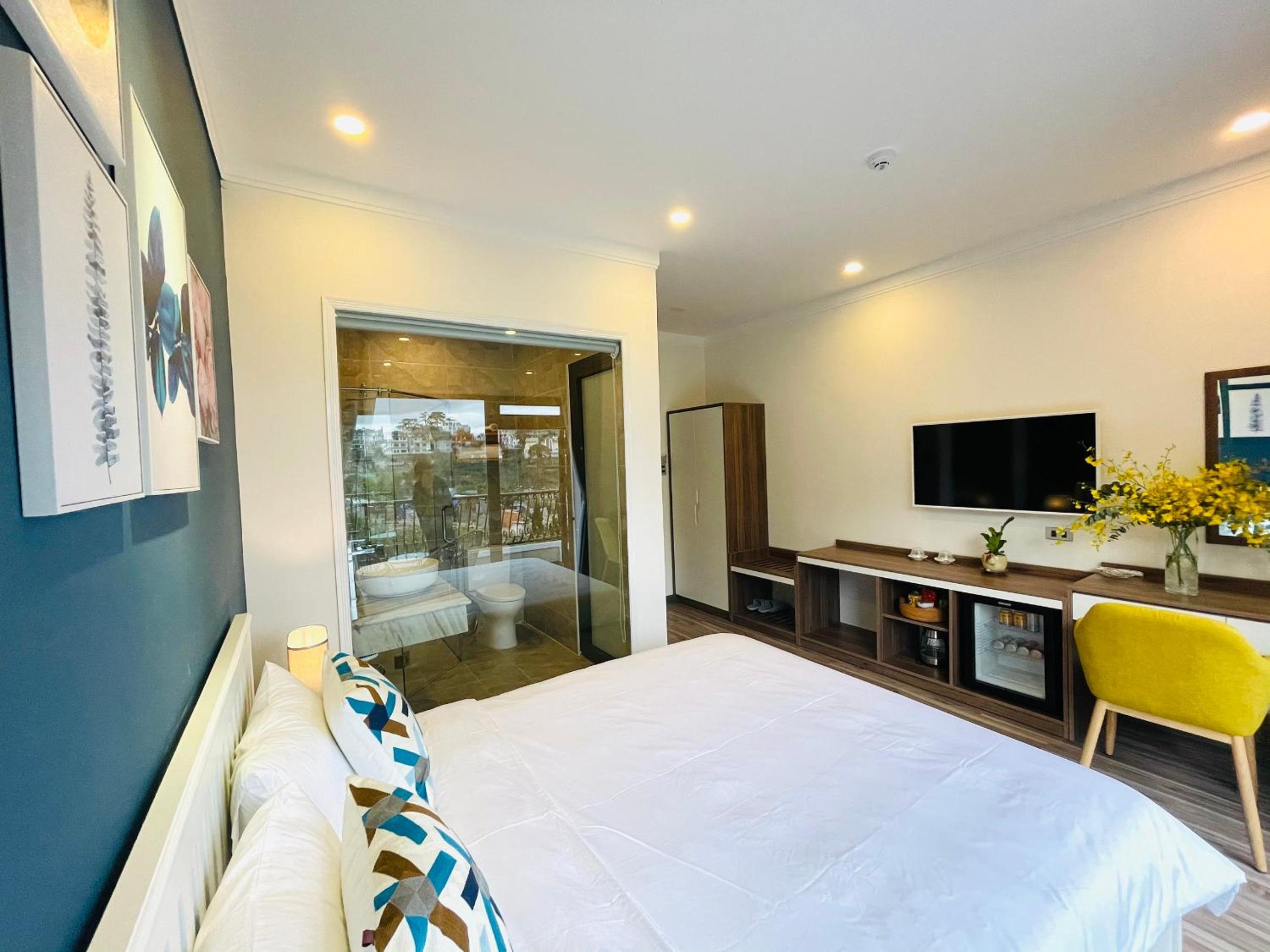King Room with Balcony - Photo 17