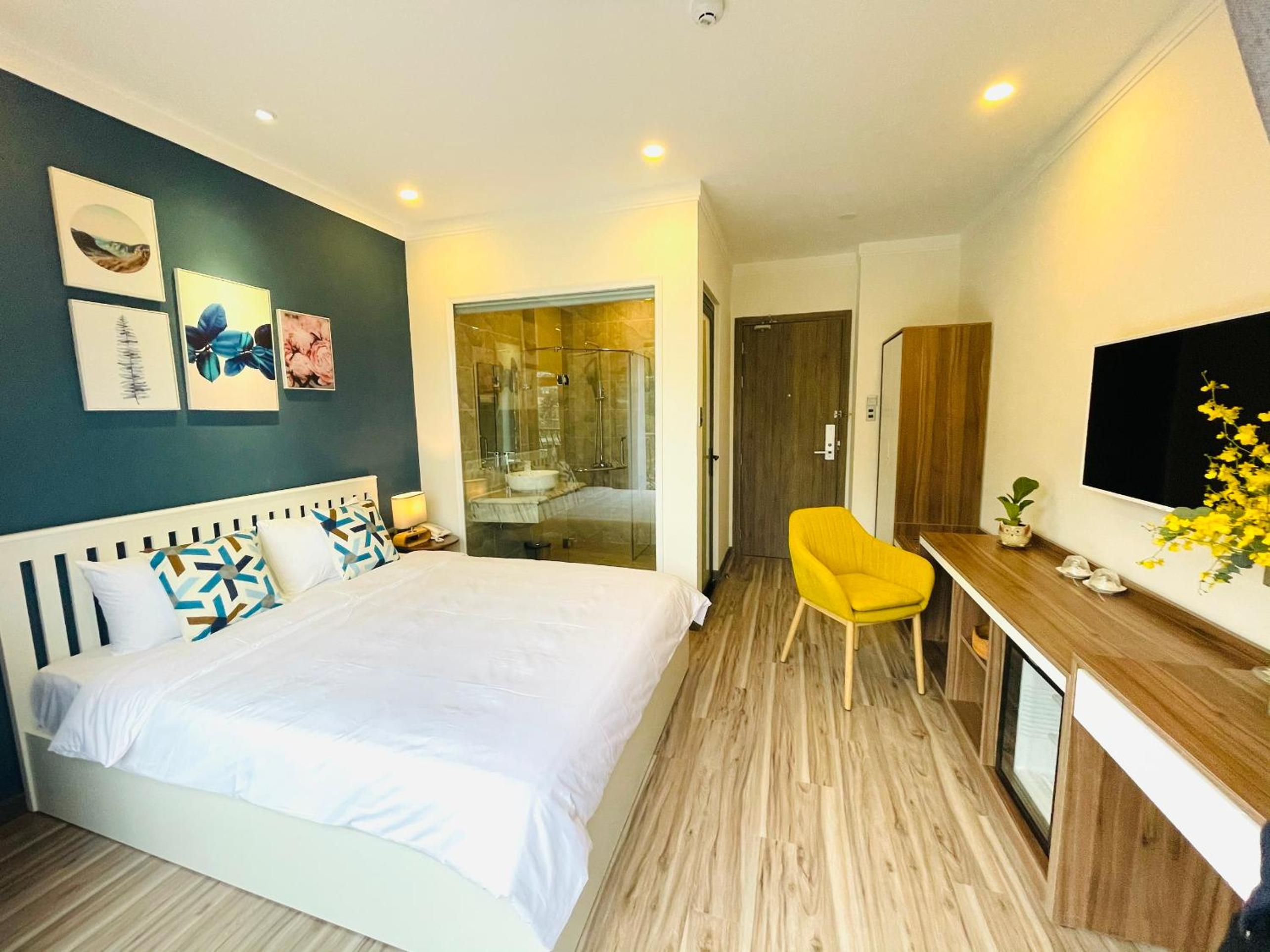King Room with Balcony - Photo 21