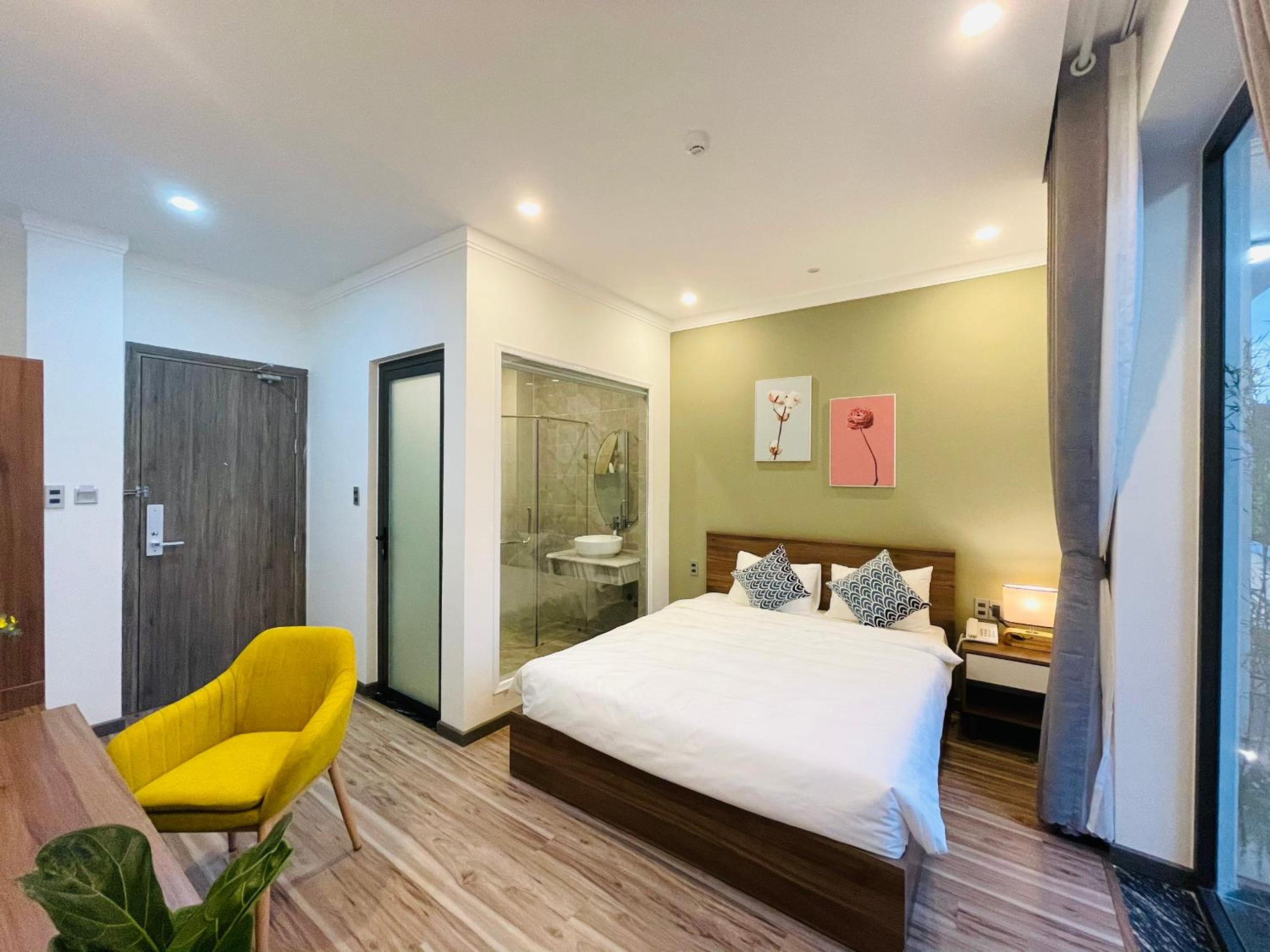 Deluxe Double Room with Balcony - Photo 17