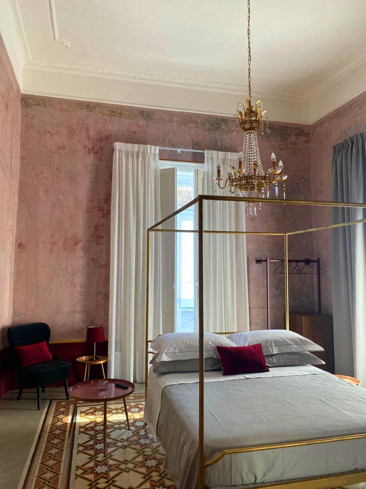 Deluxe Queen Suite - Photo 3