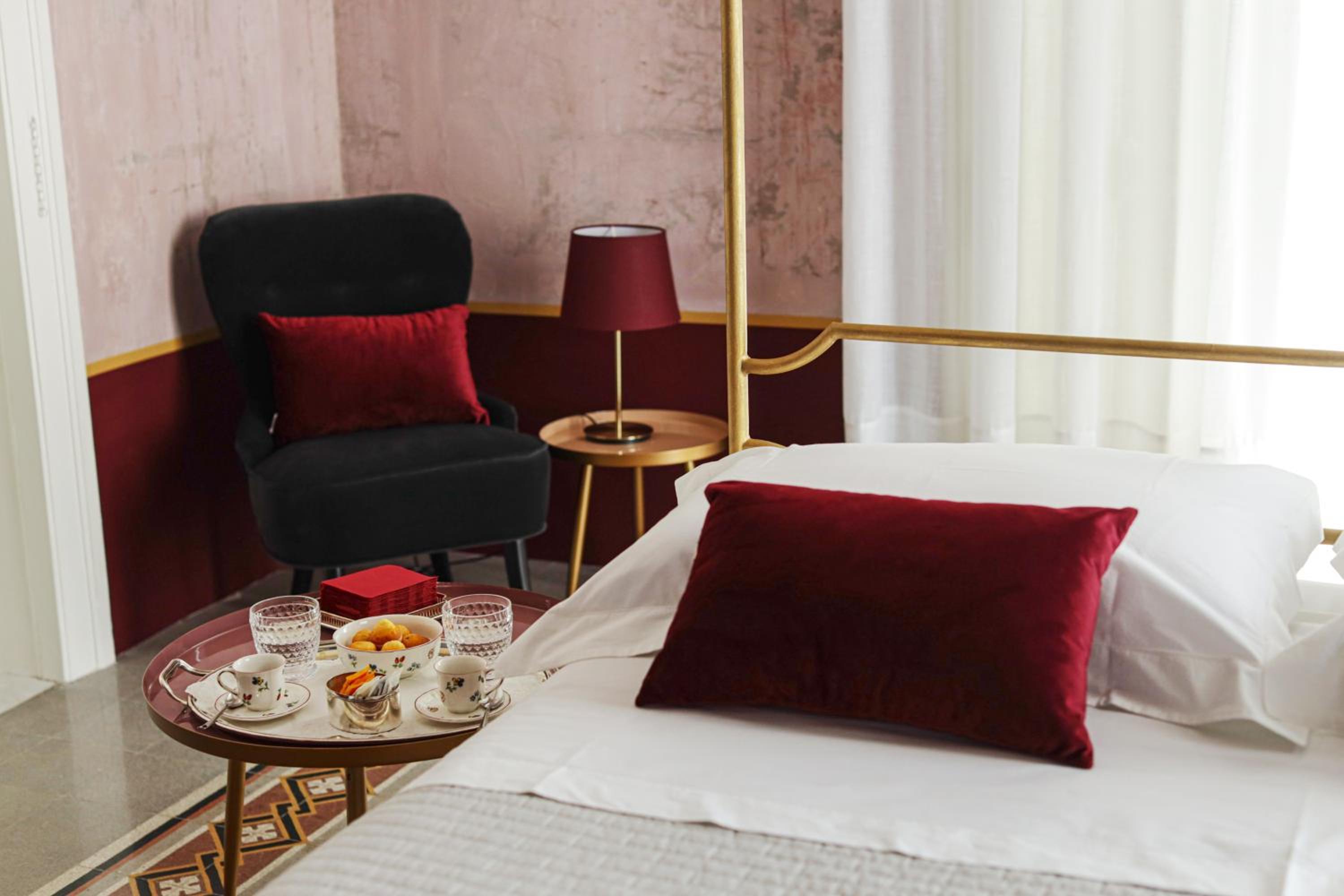 Deluxe Queen Suite - Photo 1