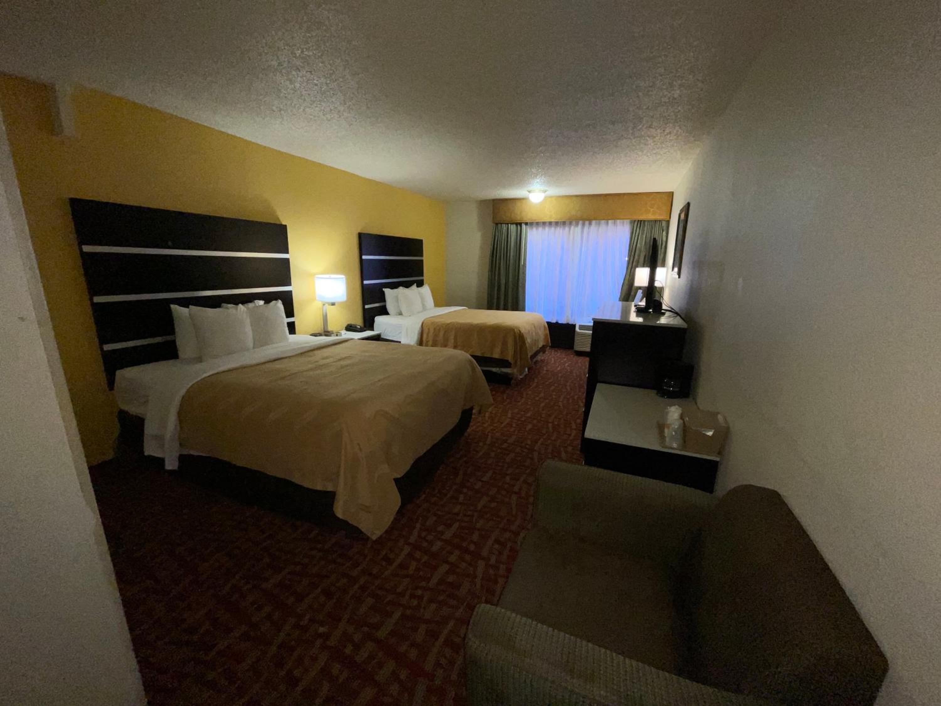 Queen Room with Two Queen Beds - Non-Smoking - Photo 4
