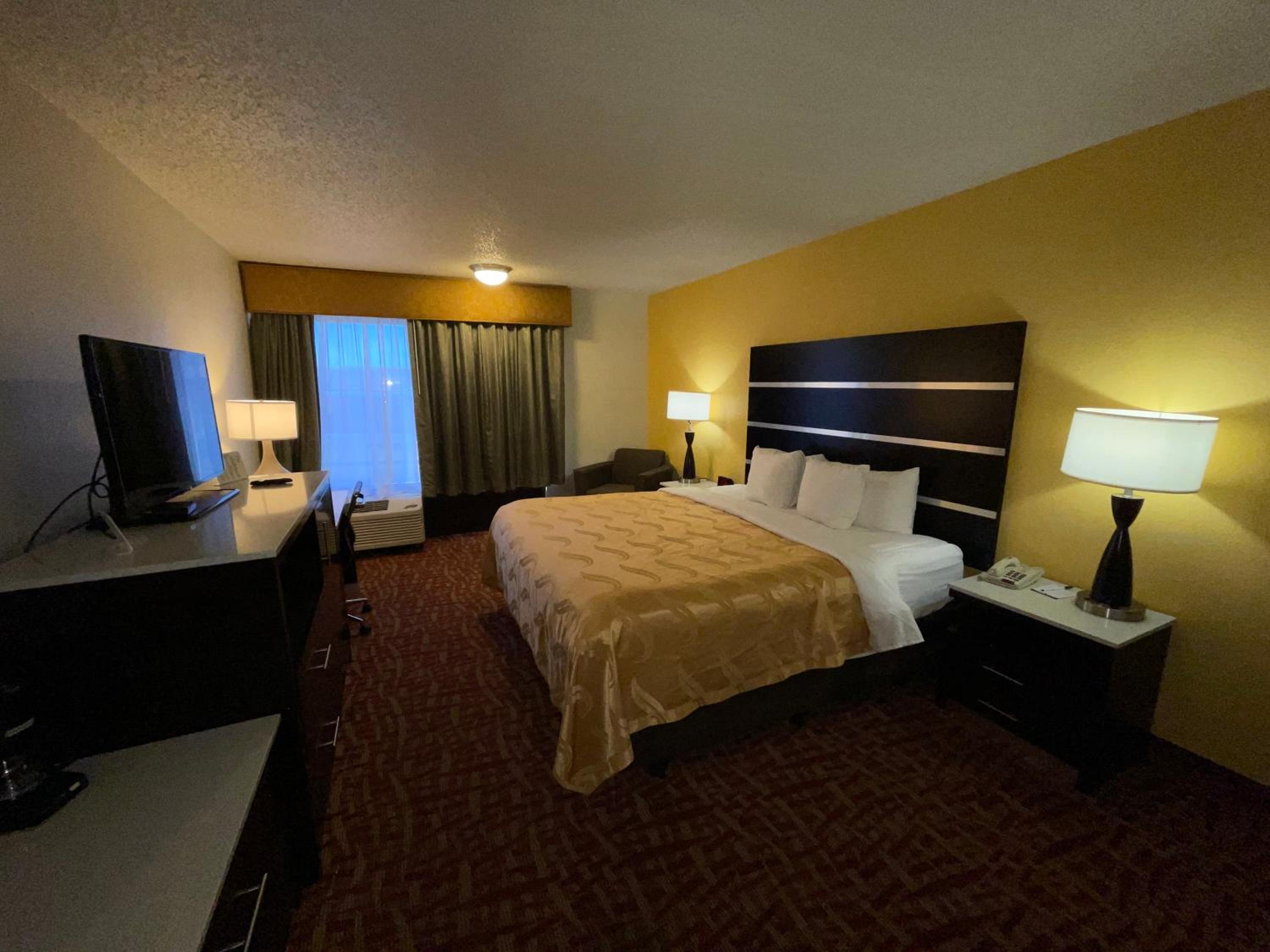 King Room - Accessible/Smoking - Photo 2
