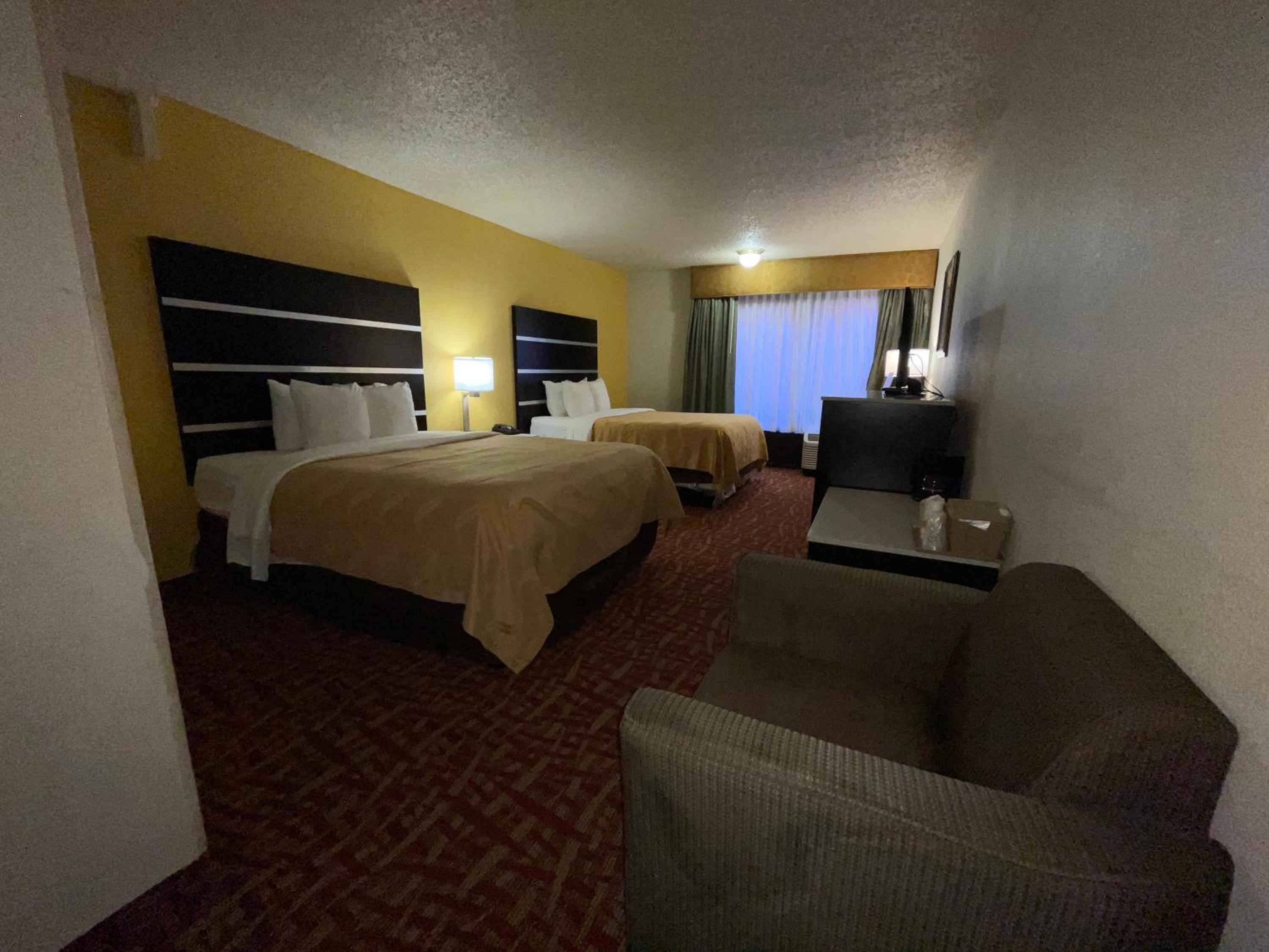 Queen Room with Two Queen Beds - Smoking - Photo 2