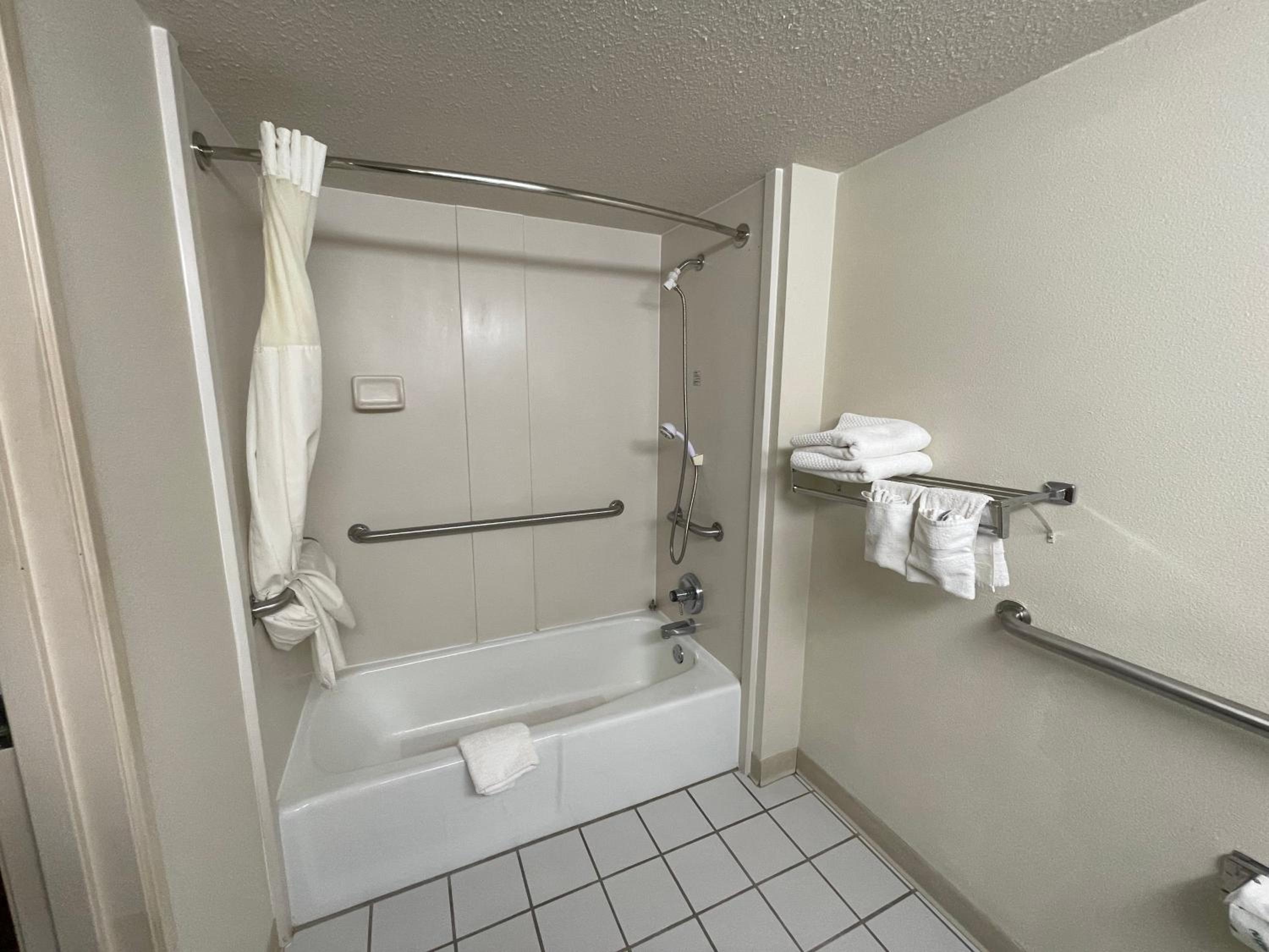 King Room - Accessible/Smoking - Photo 3