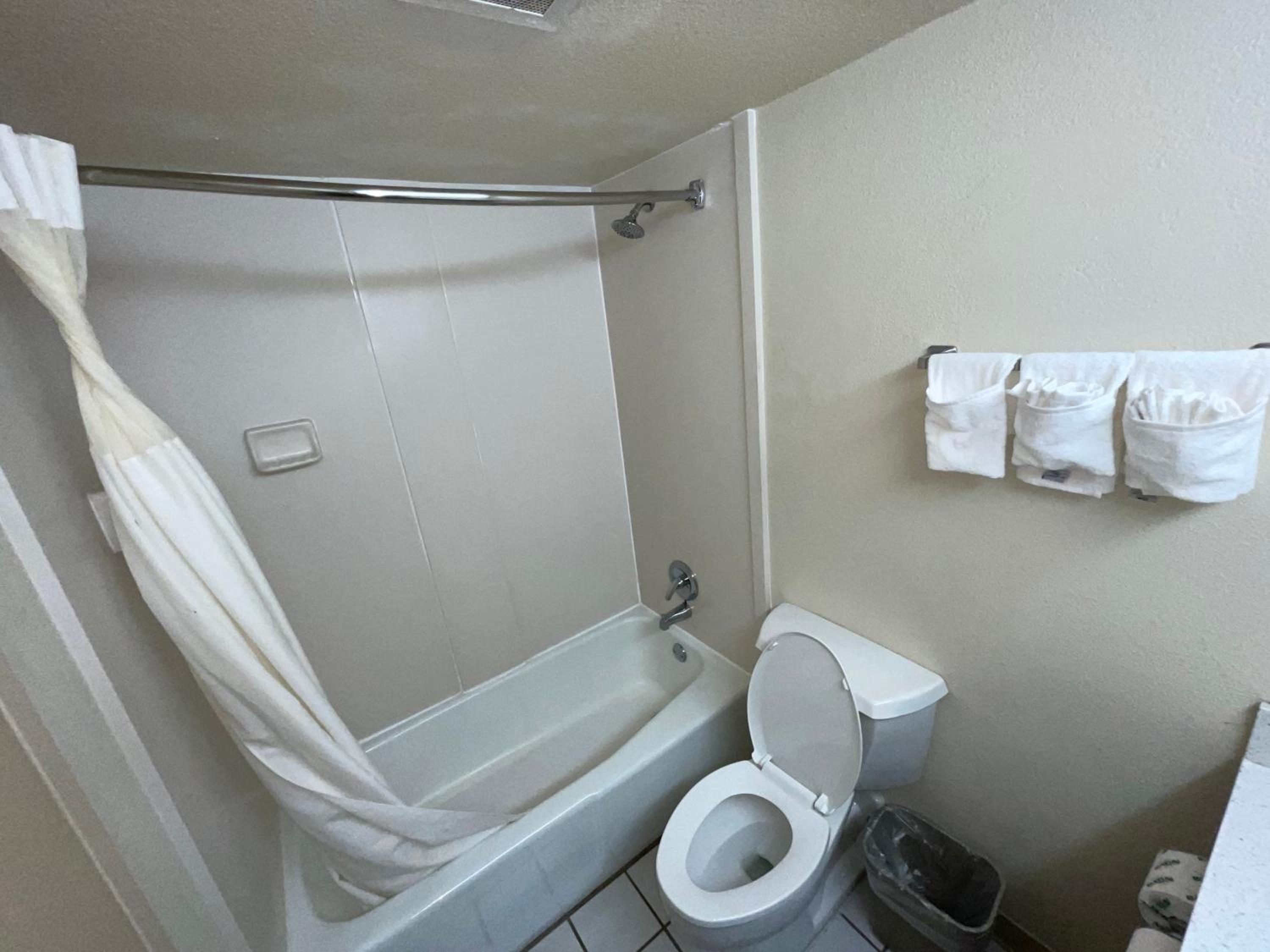 Standard King Room - Smoking - Photo 2